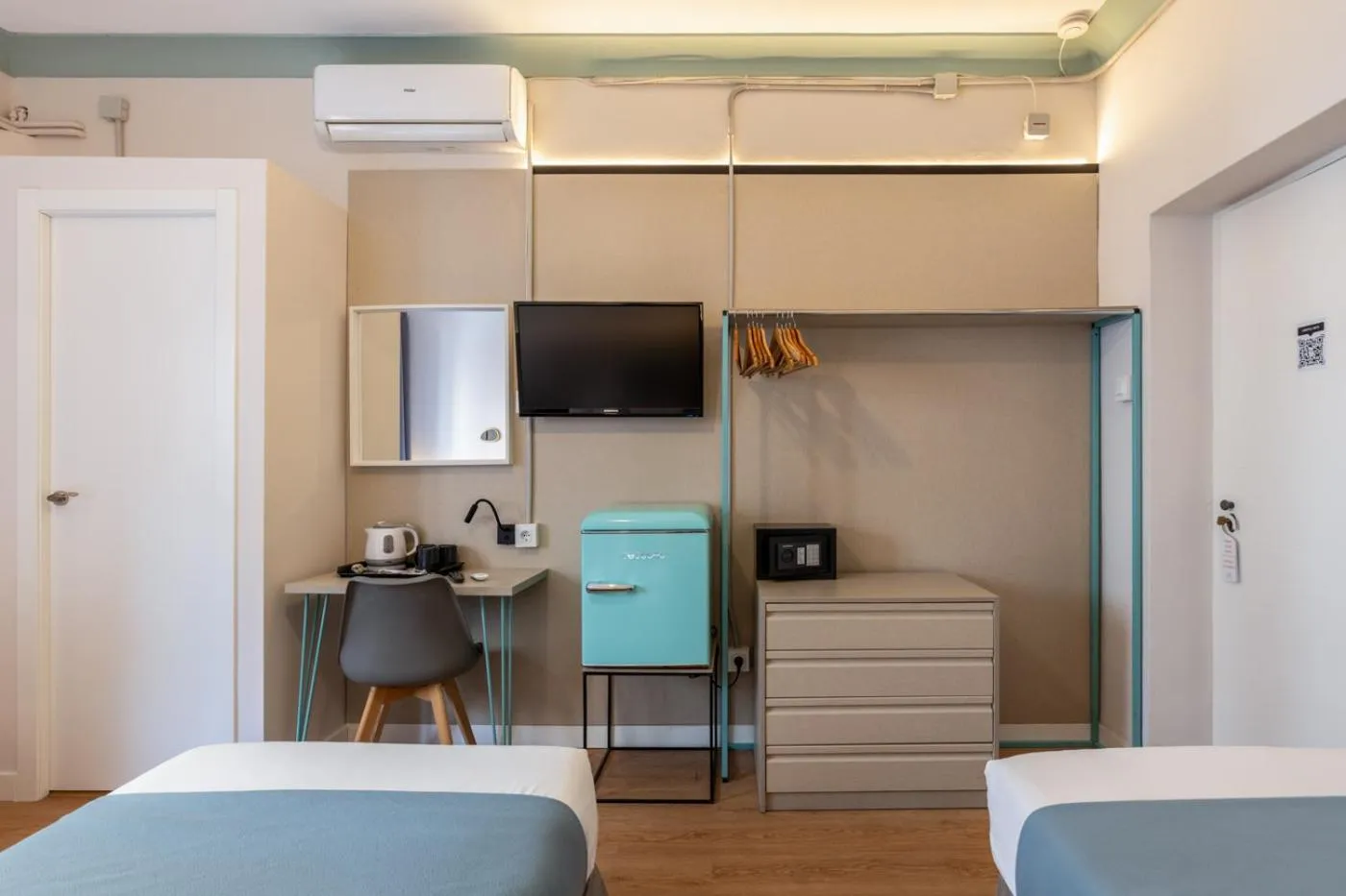 TV and multimedia, Bed in Regina Selfcheck-in Smart Rooms