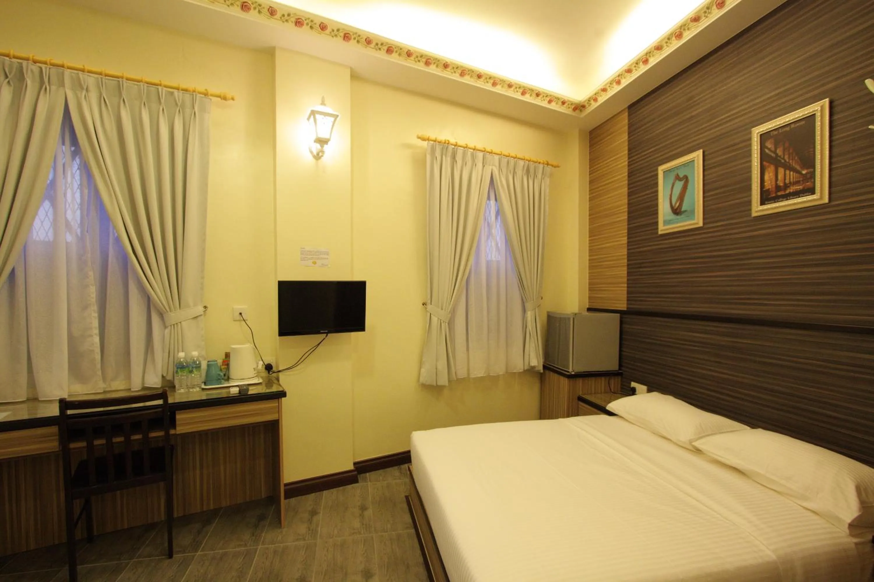 Decorative detail, Bed in Shamrock Guest House II