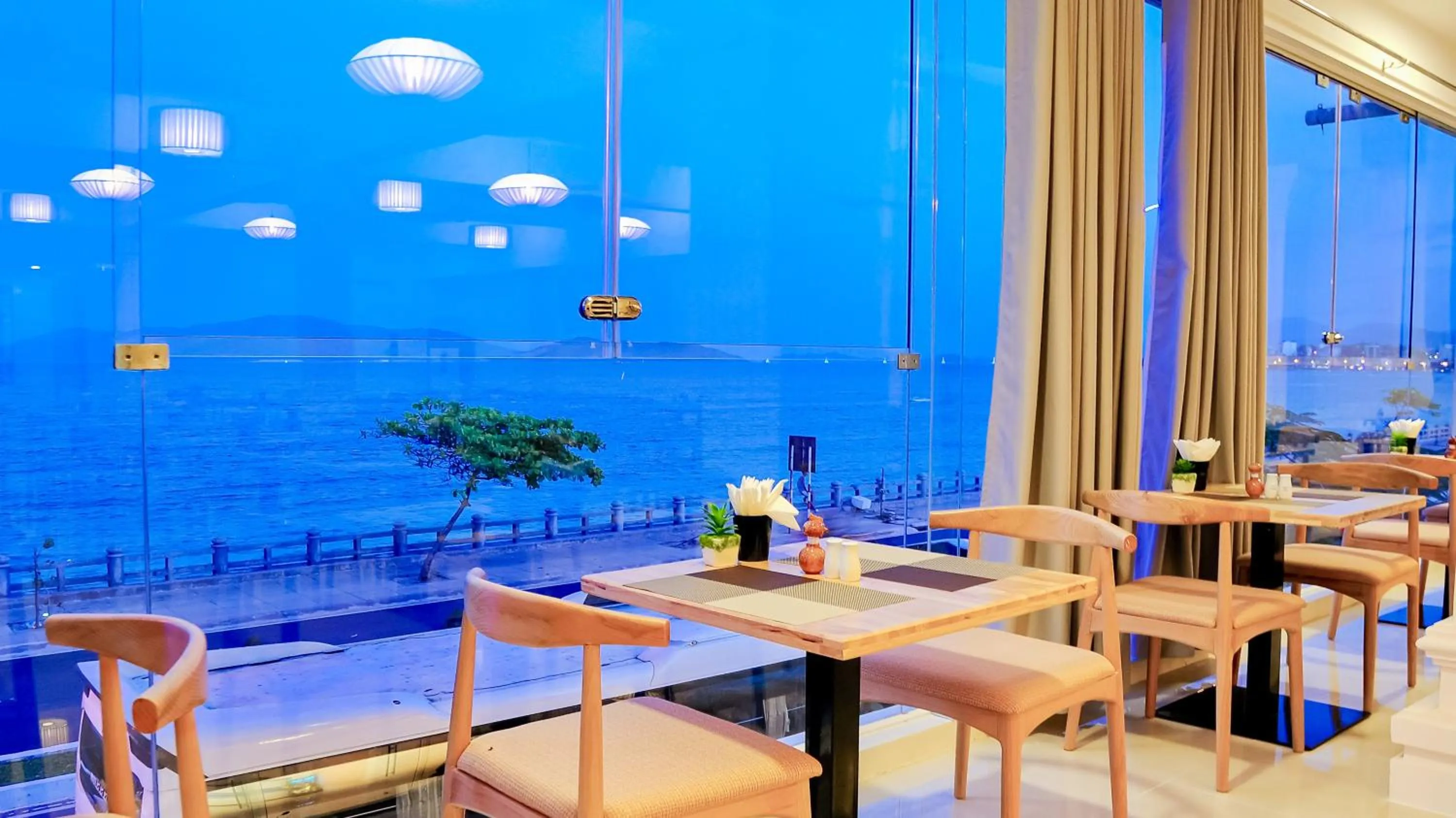 Restaurant/places to eat in May Ngu Sac - Iridescent Clouds Hotel