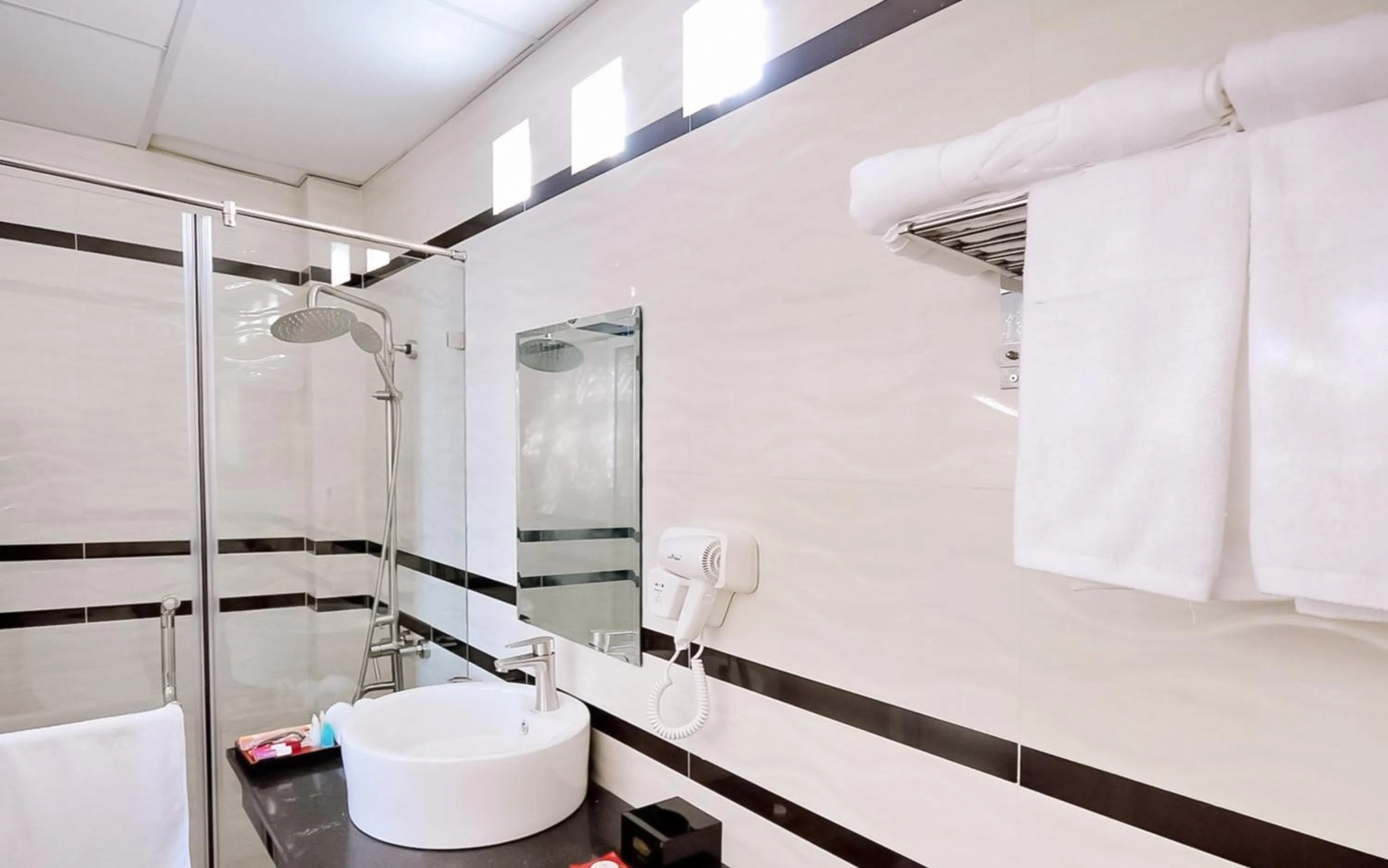 Shower in May Ngu Sac - Iridescent Clouds Hotel