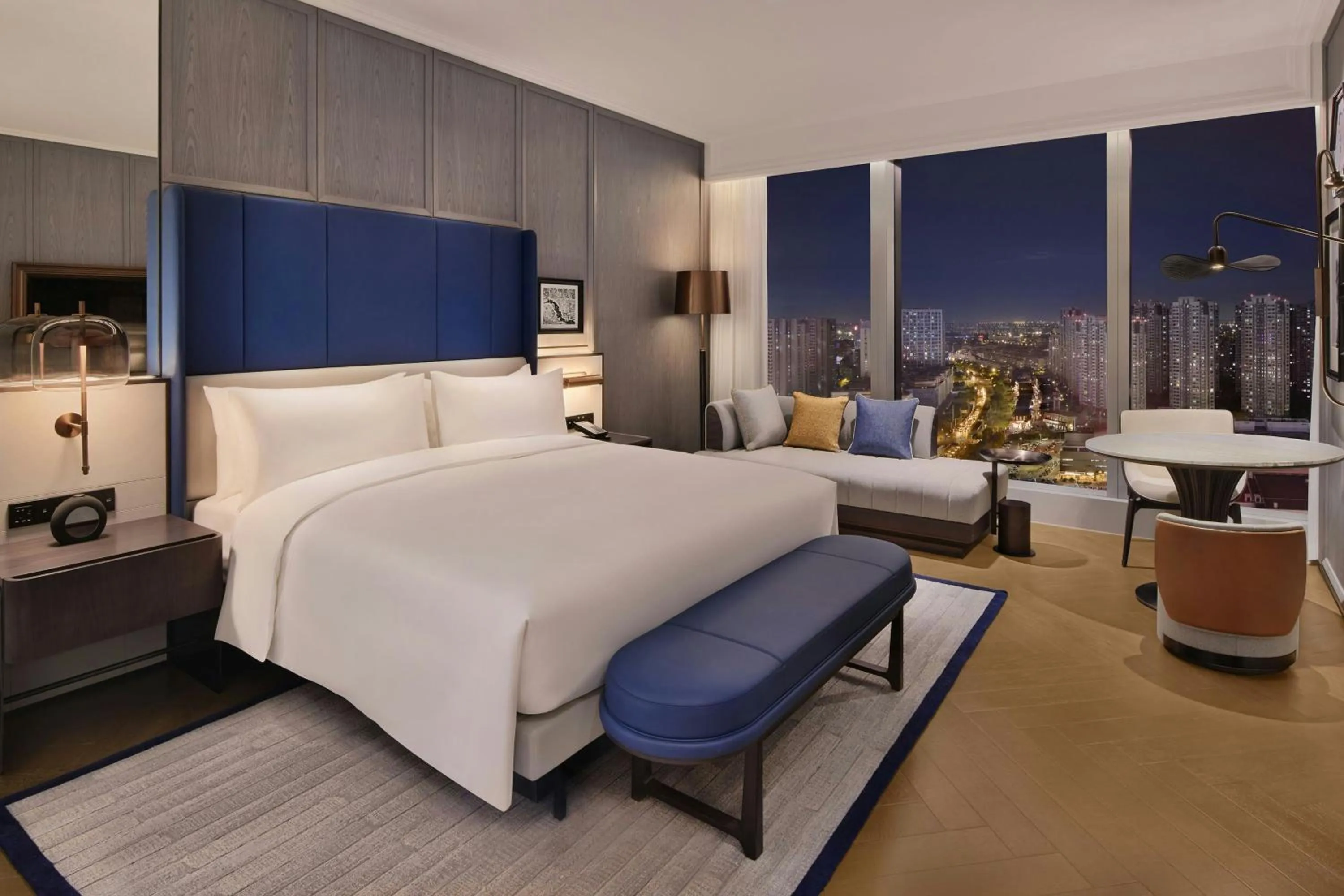 Photo of the whole room, Bed in Le Meridien Nantong