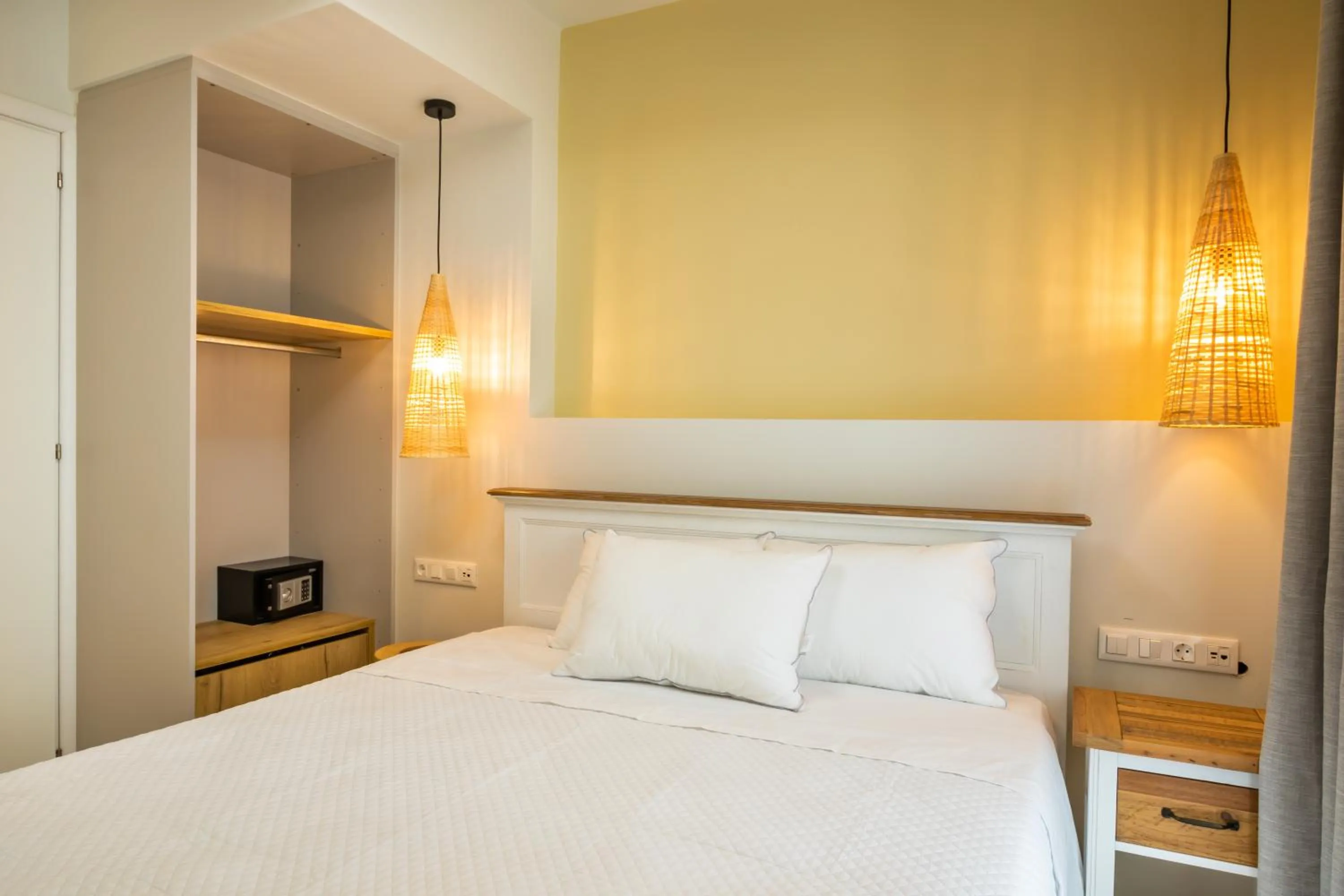 wardrobe, Bed in Onyro Villas