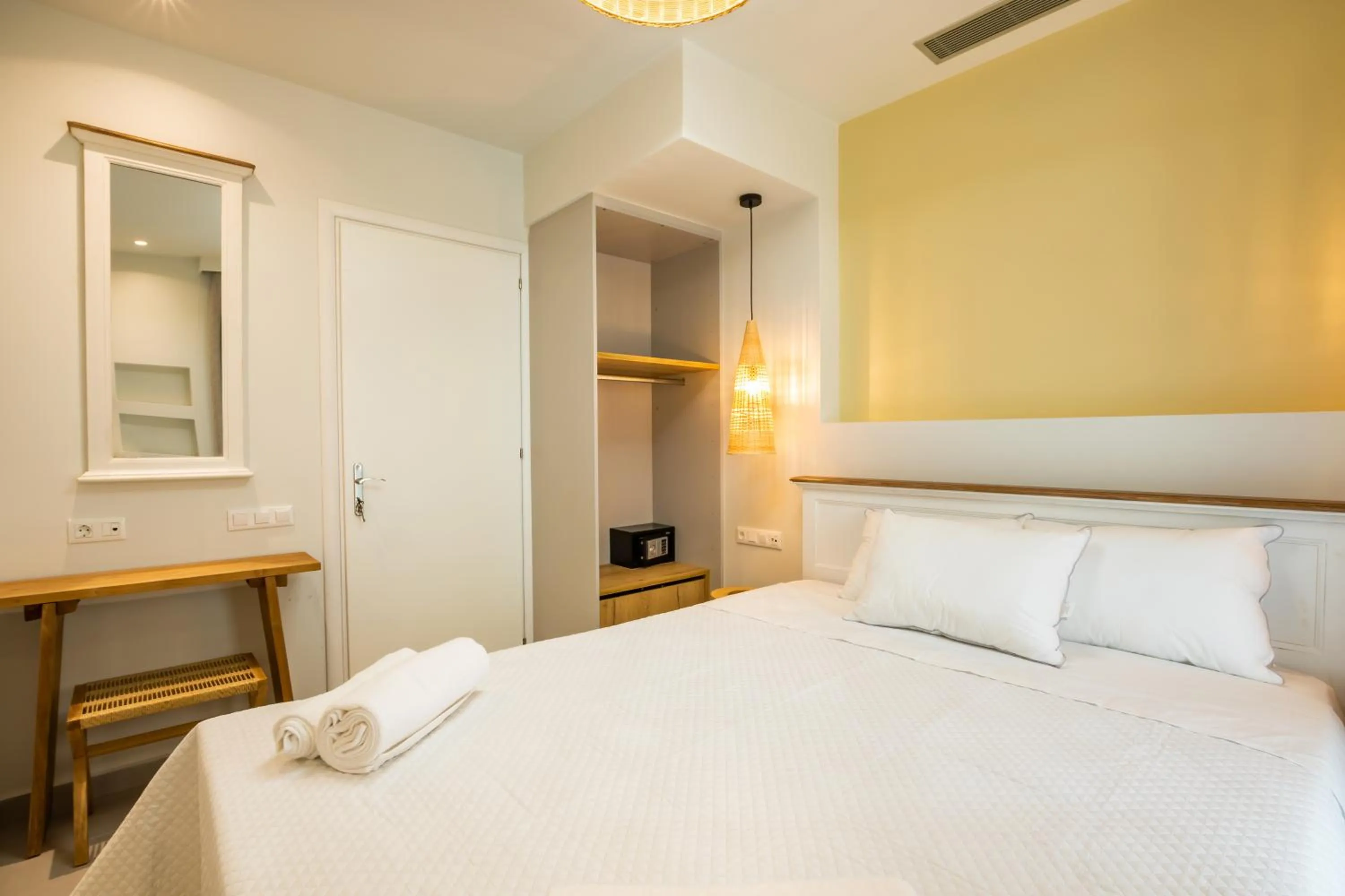 wardrobe, Bed in Onyro Villas