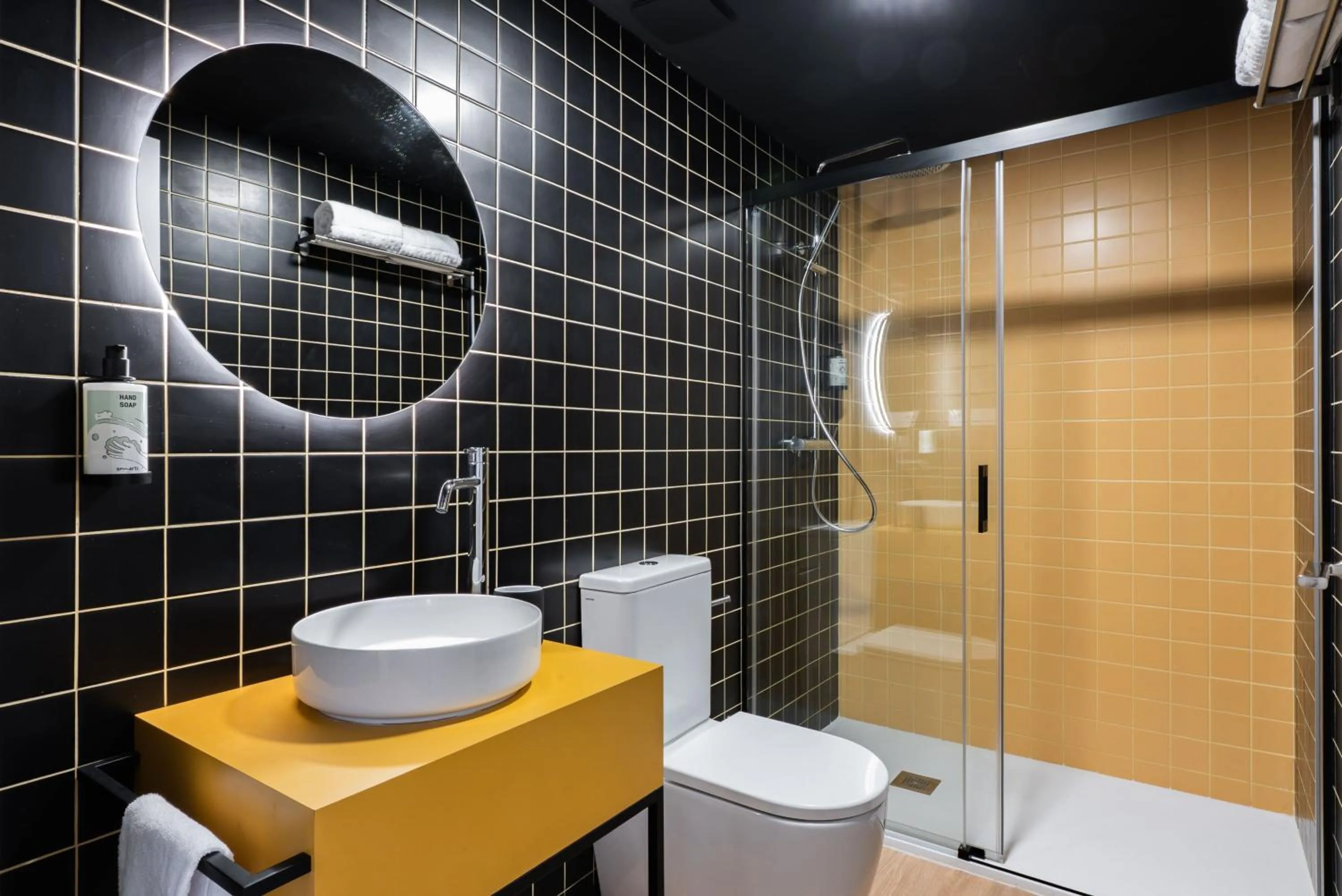 Shower in Smartr Valencia Turia