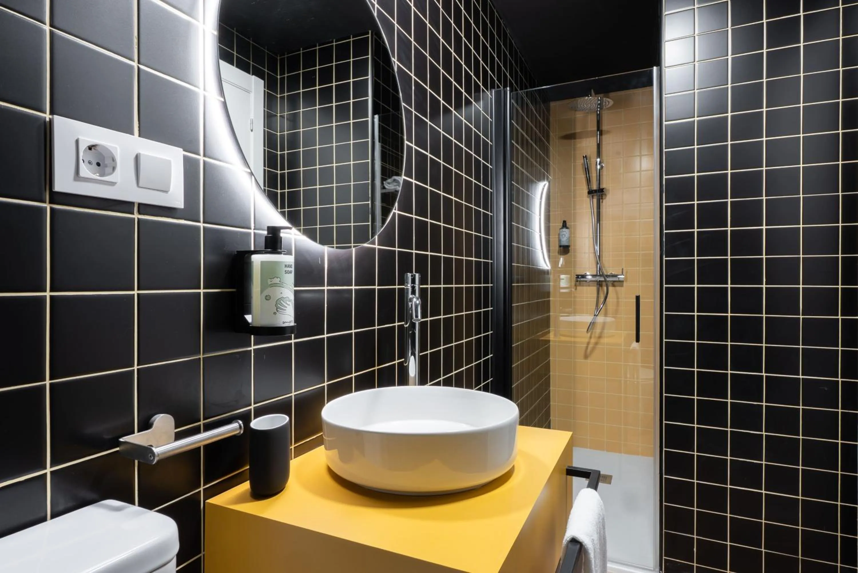 Shower in Smartr Valencia Turia