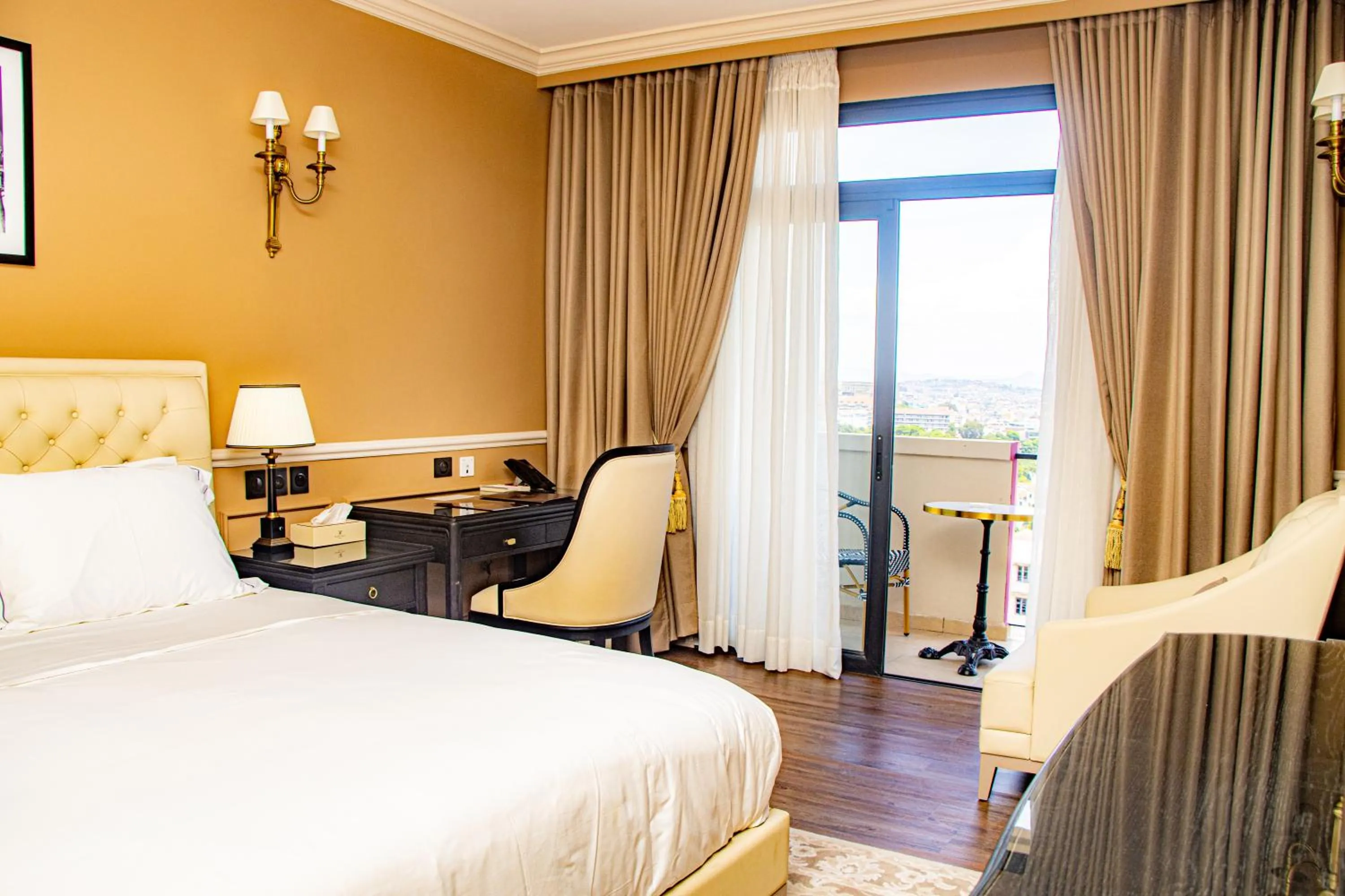 Bed in Hôtel Colbert Palace