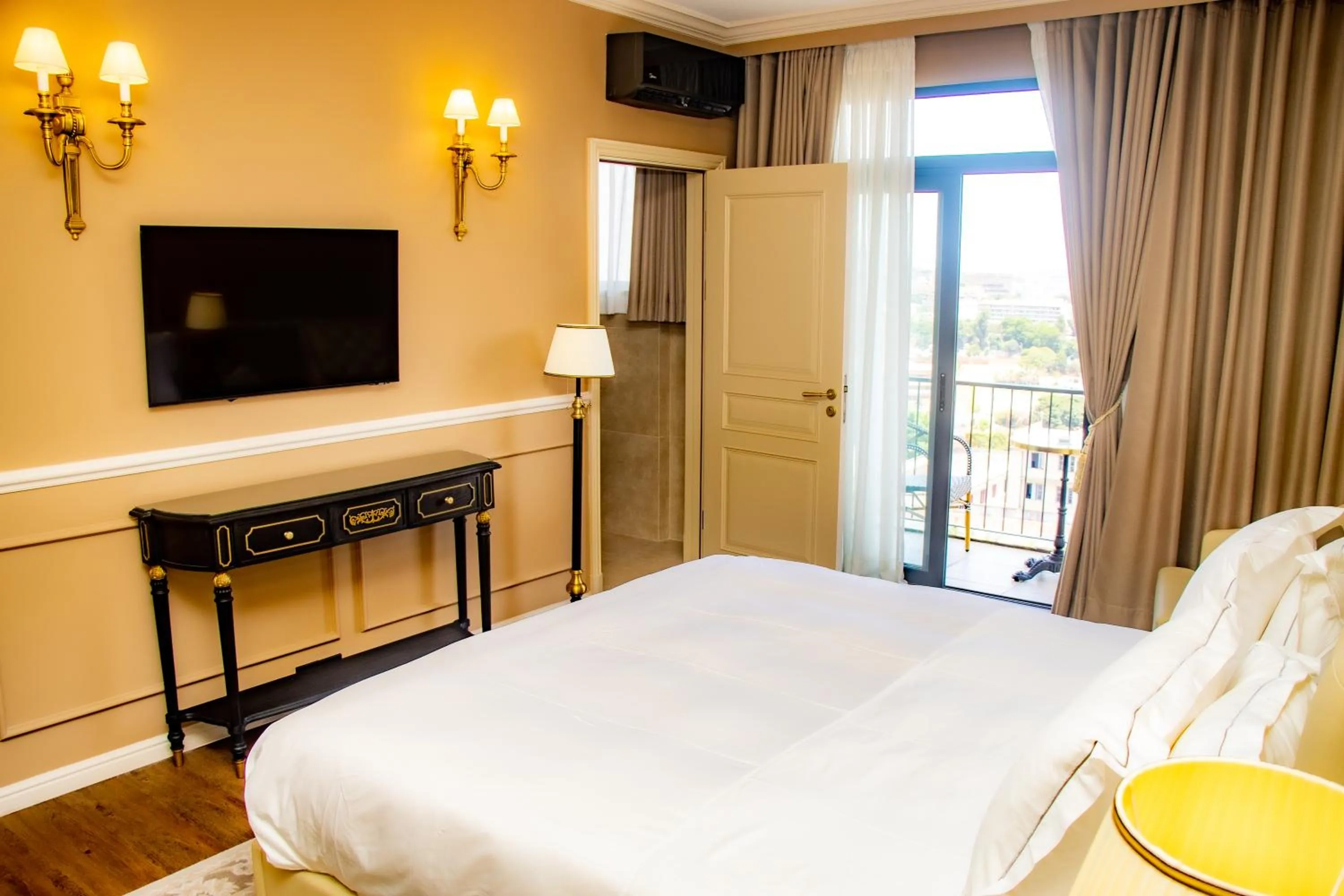 Bed in Hôtel Colbert Palace