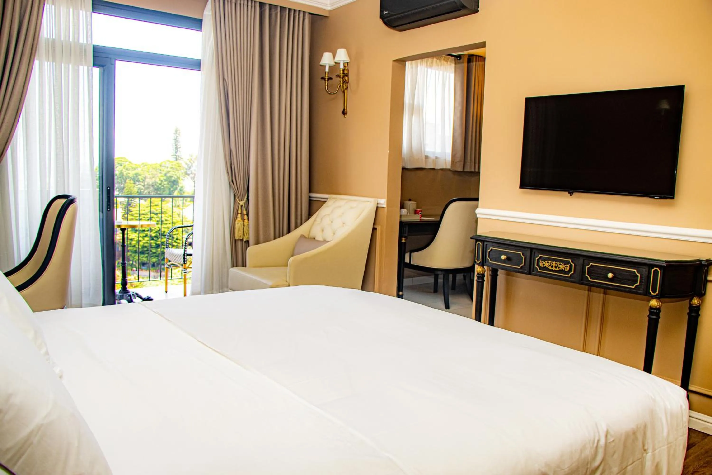 Bed in Hôtel Colbert Palace