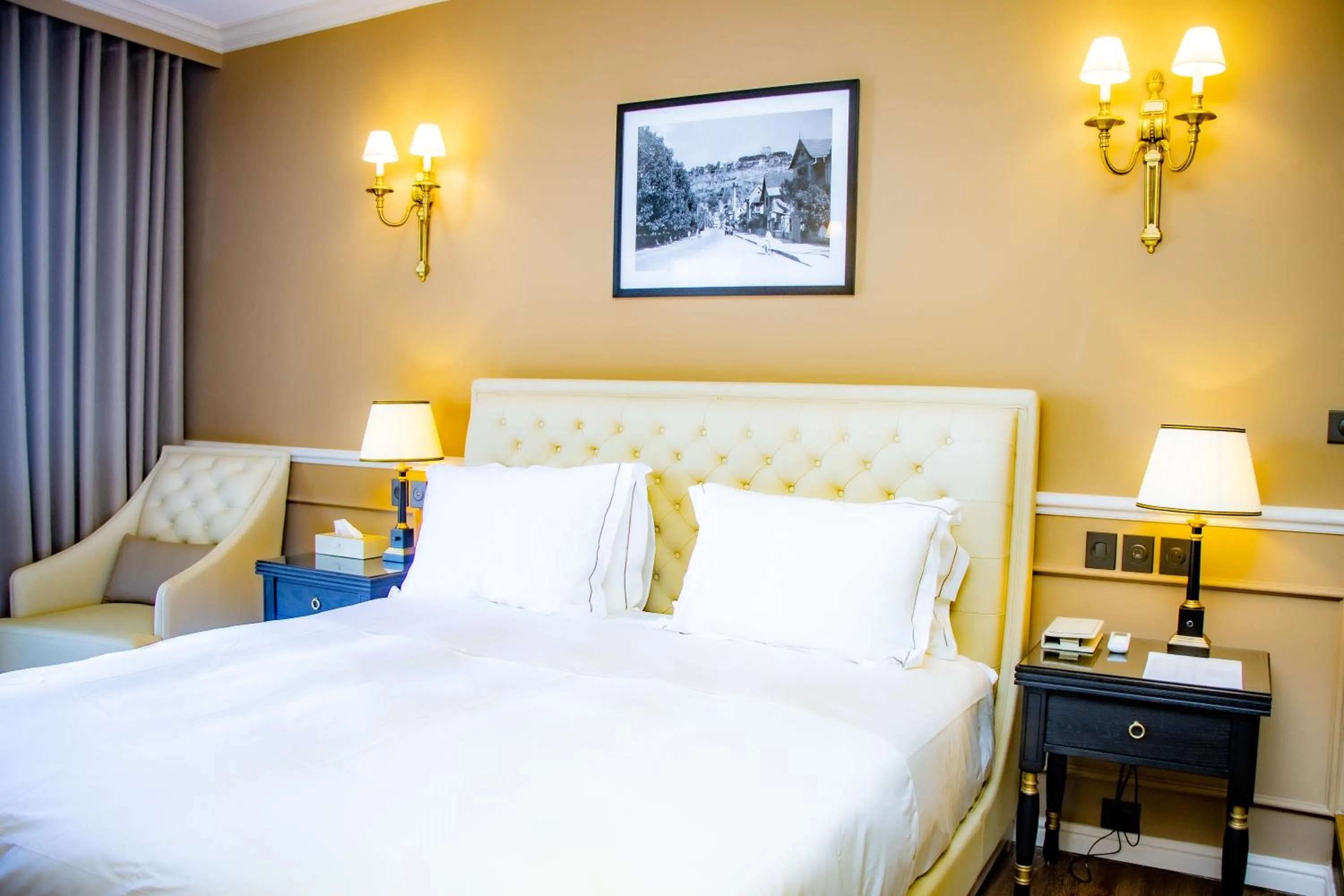 Bed in Hôtel Colbert Palace