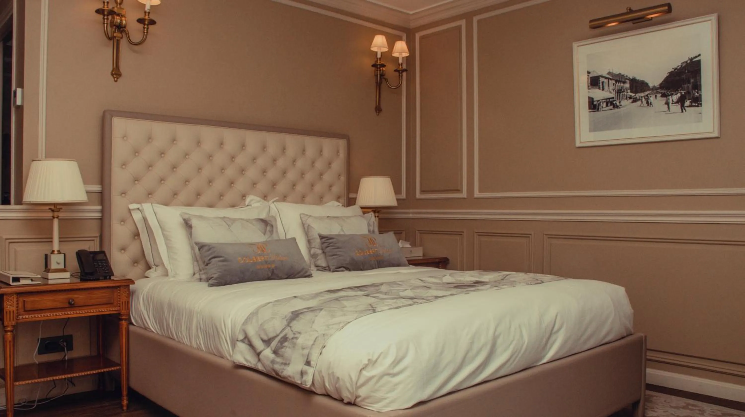 Bed in Hôtel Colbert Palace