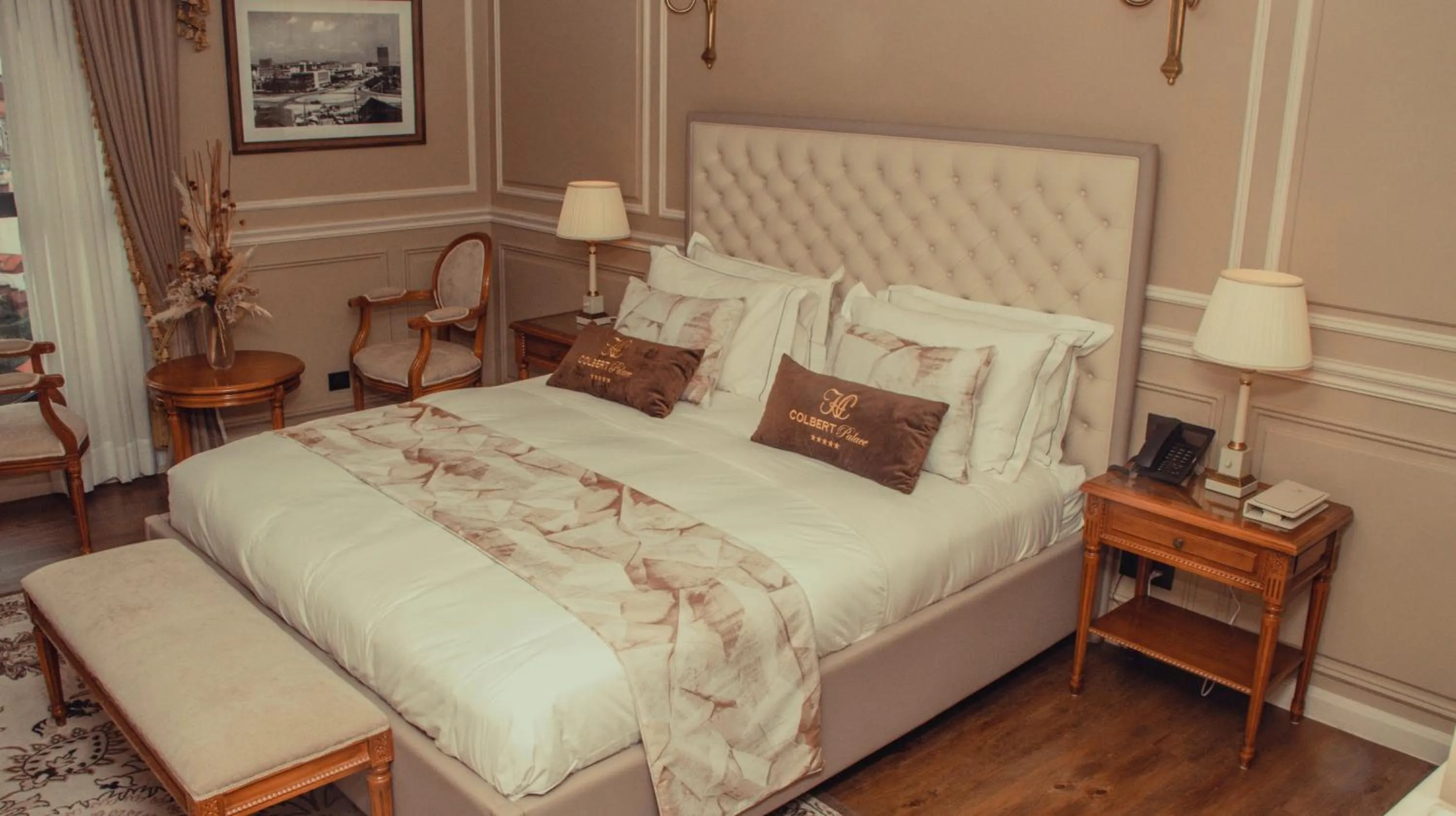 Bed in Hôtel Colbert Palace