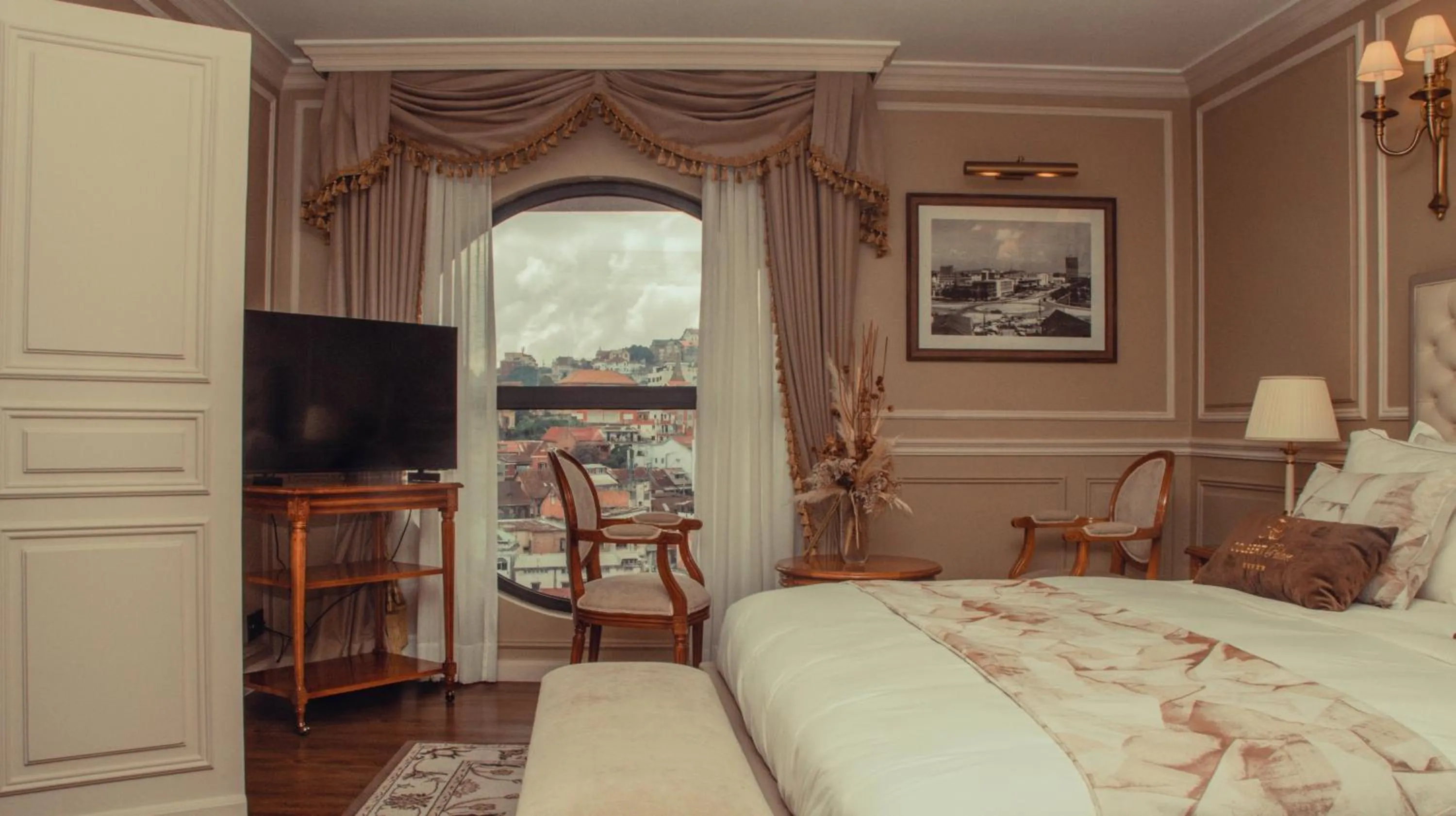 Bed in Hôtel Colbert Palace