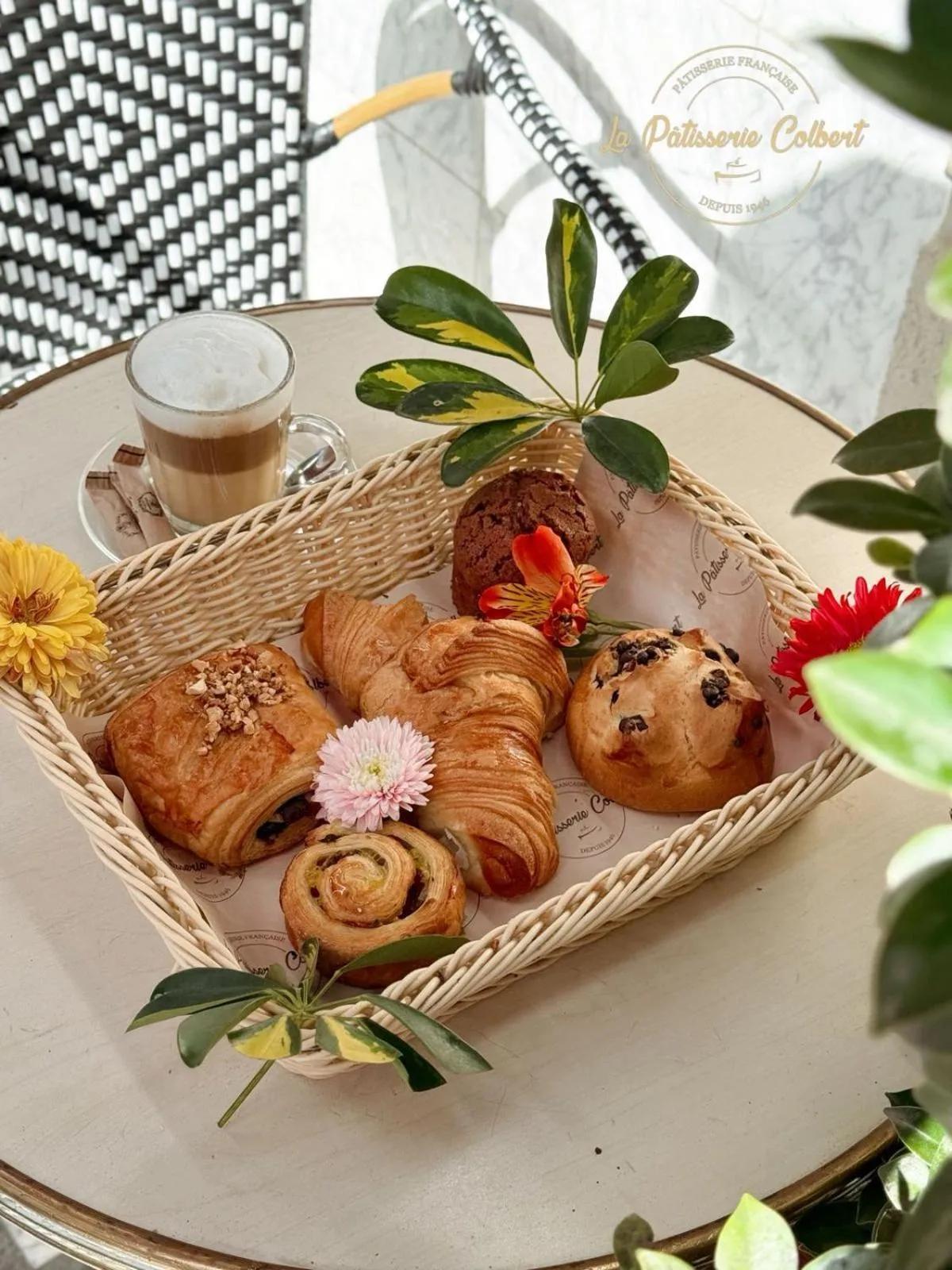 Restaurant/places to eat in Hôtel Colbert Palace