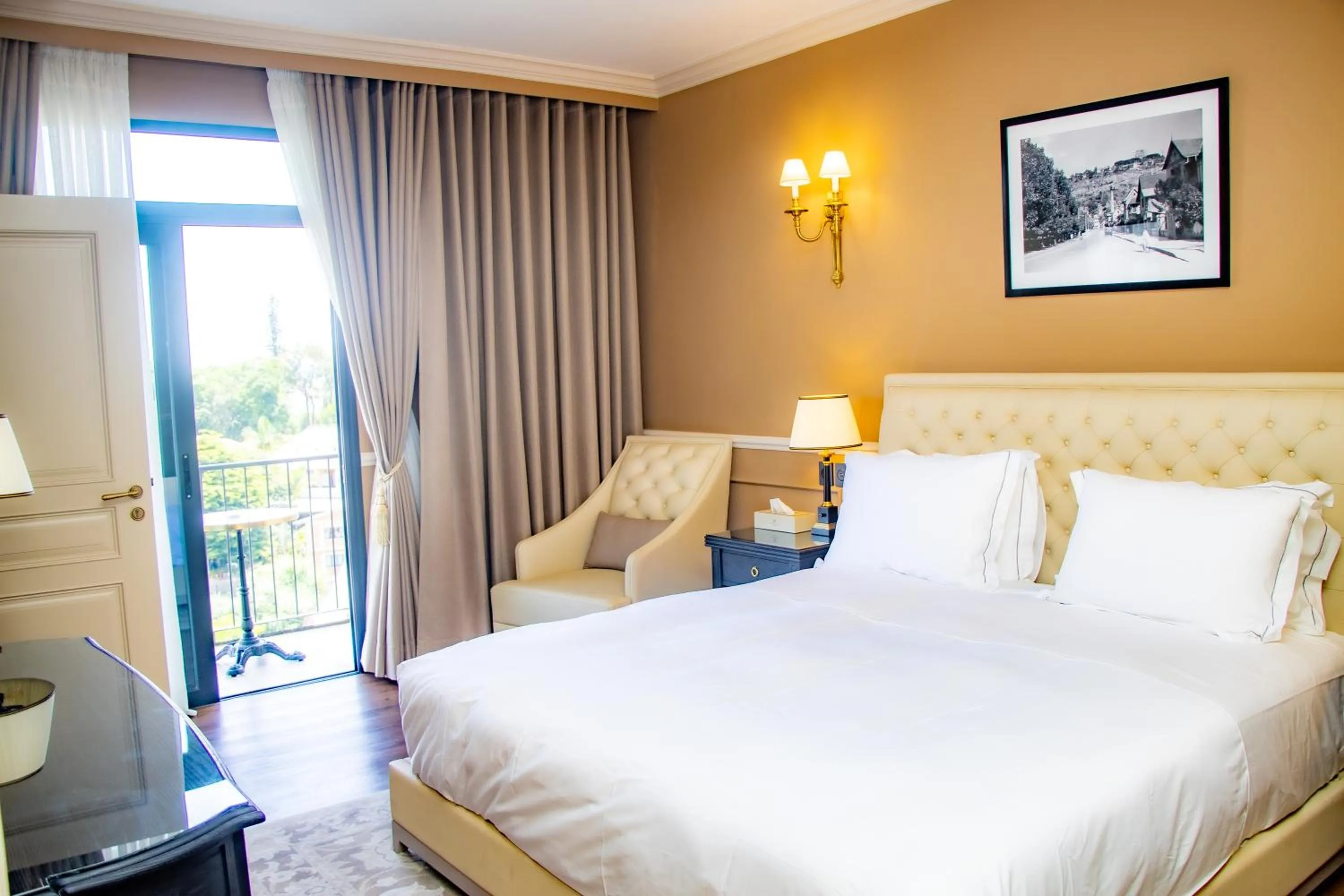 Bed in Hôtel Colbert Palace