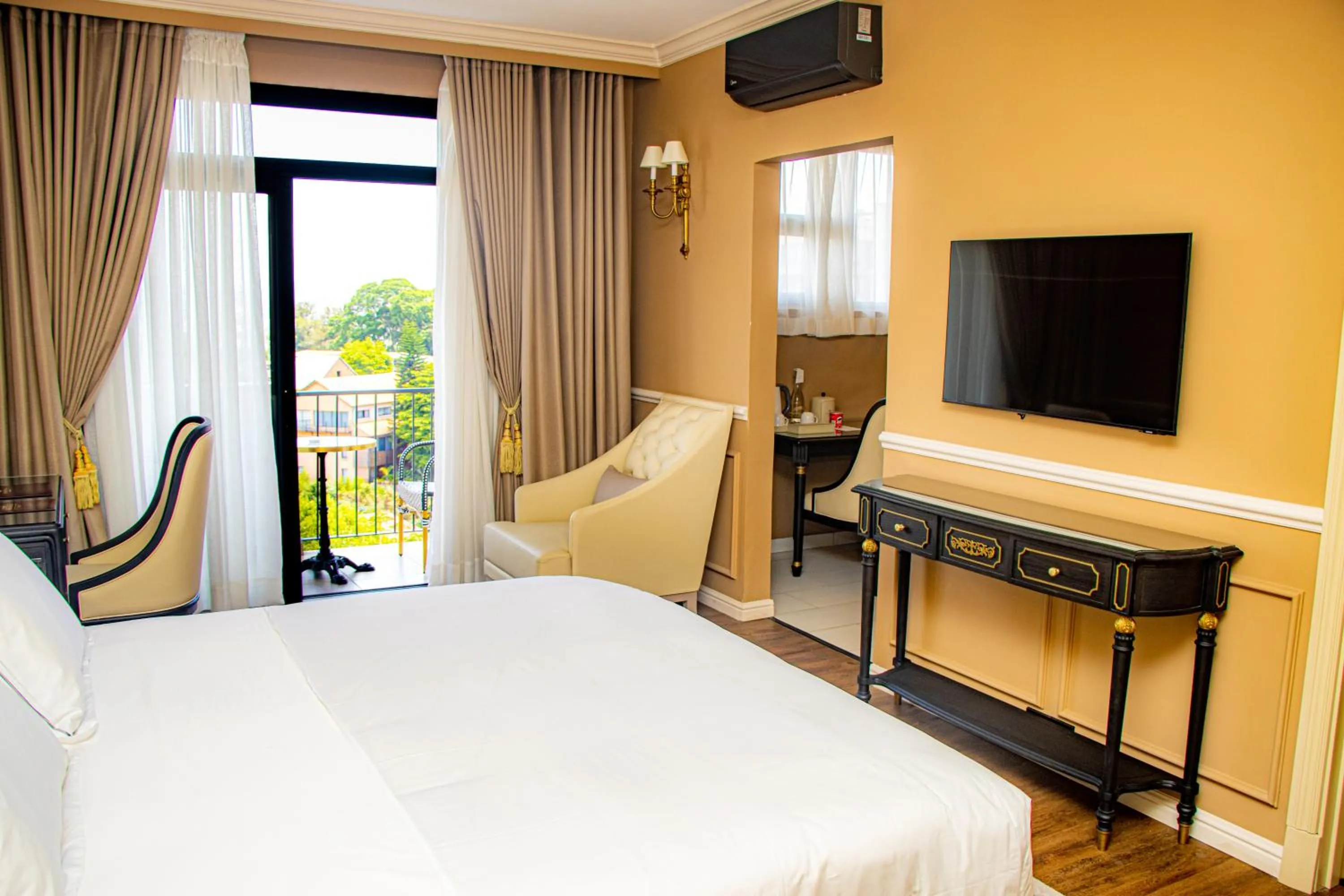 Bed in Hôtel Colbert Palace