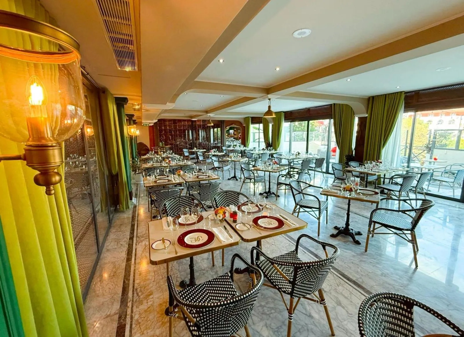 Restaurant/places to eat in Hôtel Colbert Palace