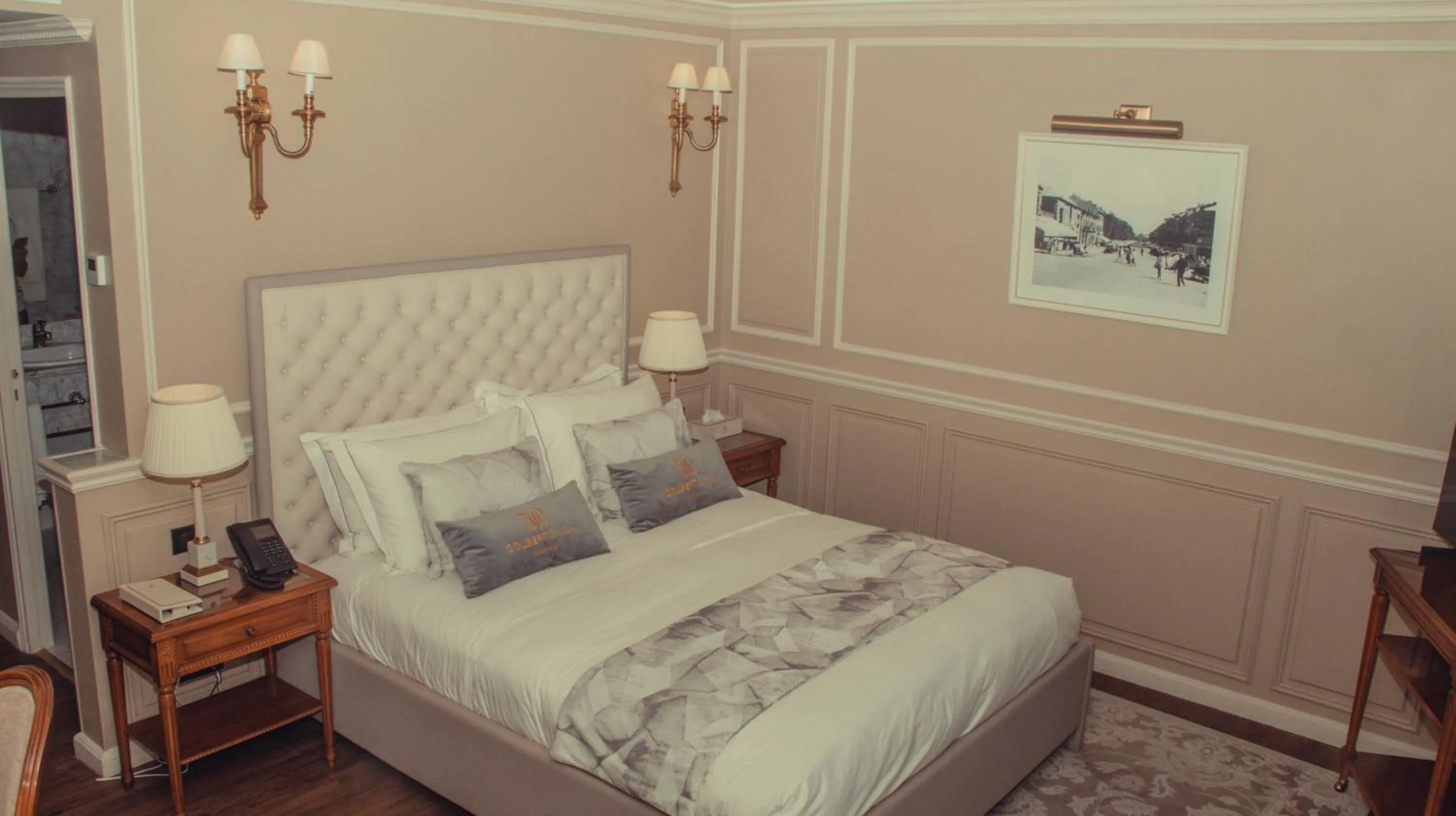 Bed in Hôtel Colbert Palace