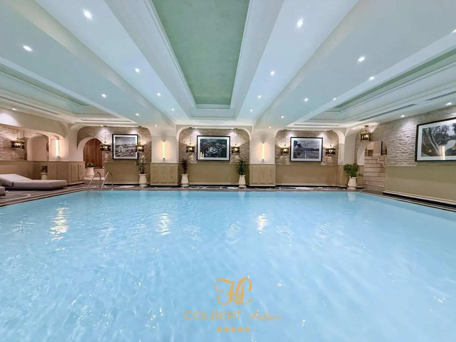 Swimming pool in Hôtel Colbert Palace