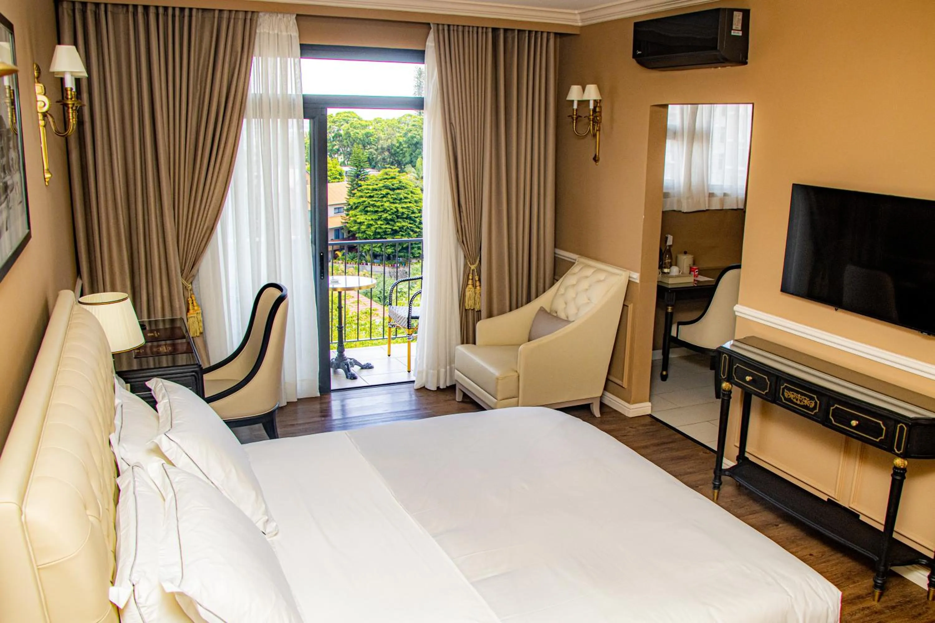 Bed in Hôtel Colbert Palace