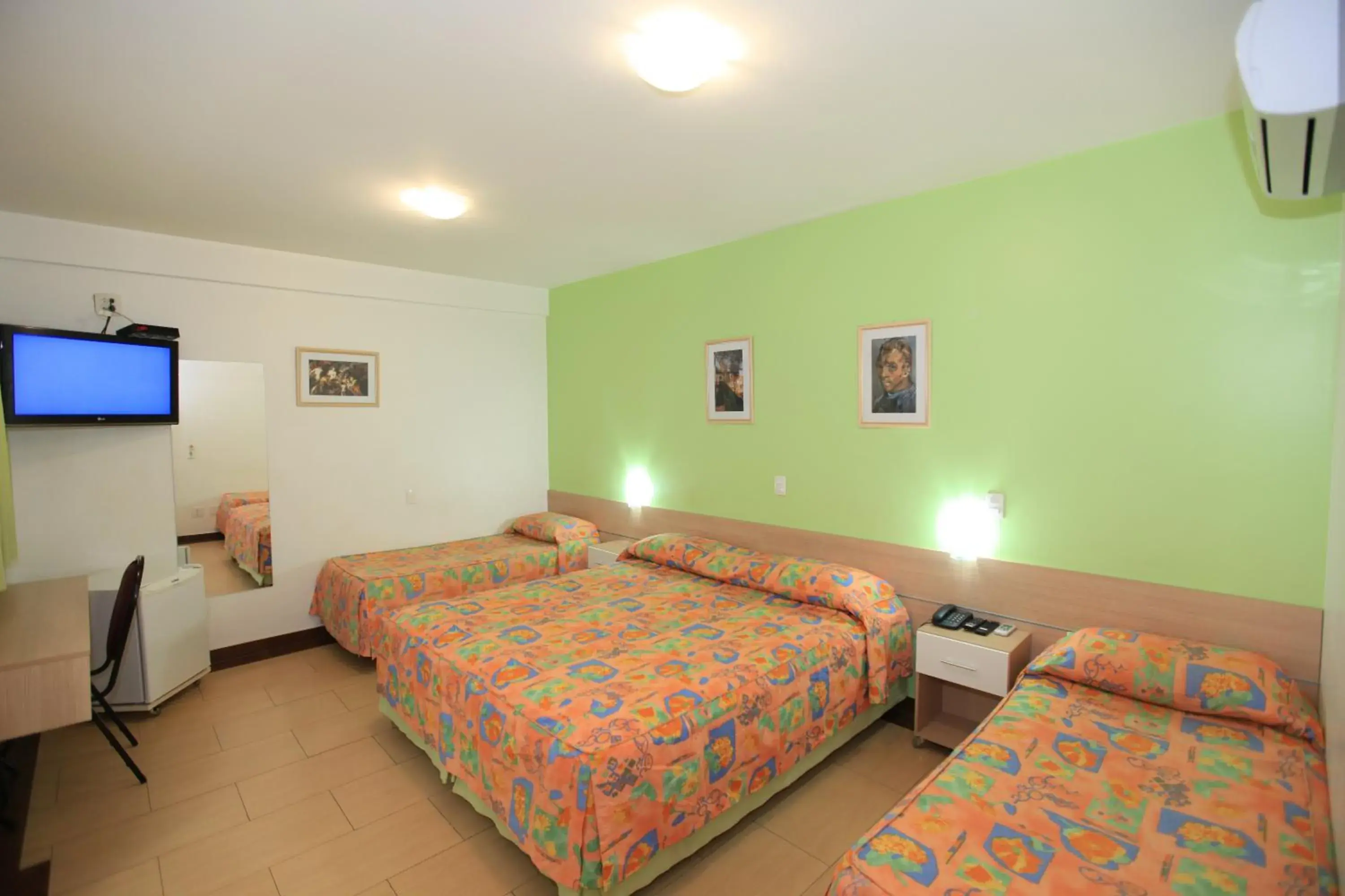 Deluxe Triple Room in Hotel Oly Plaza Deluxe Triple Room in Hotel Oly Plaza