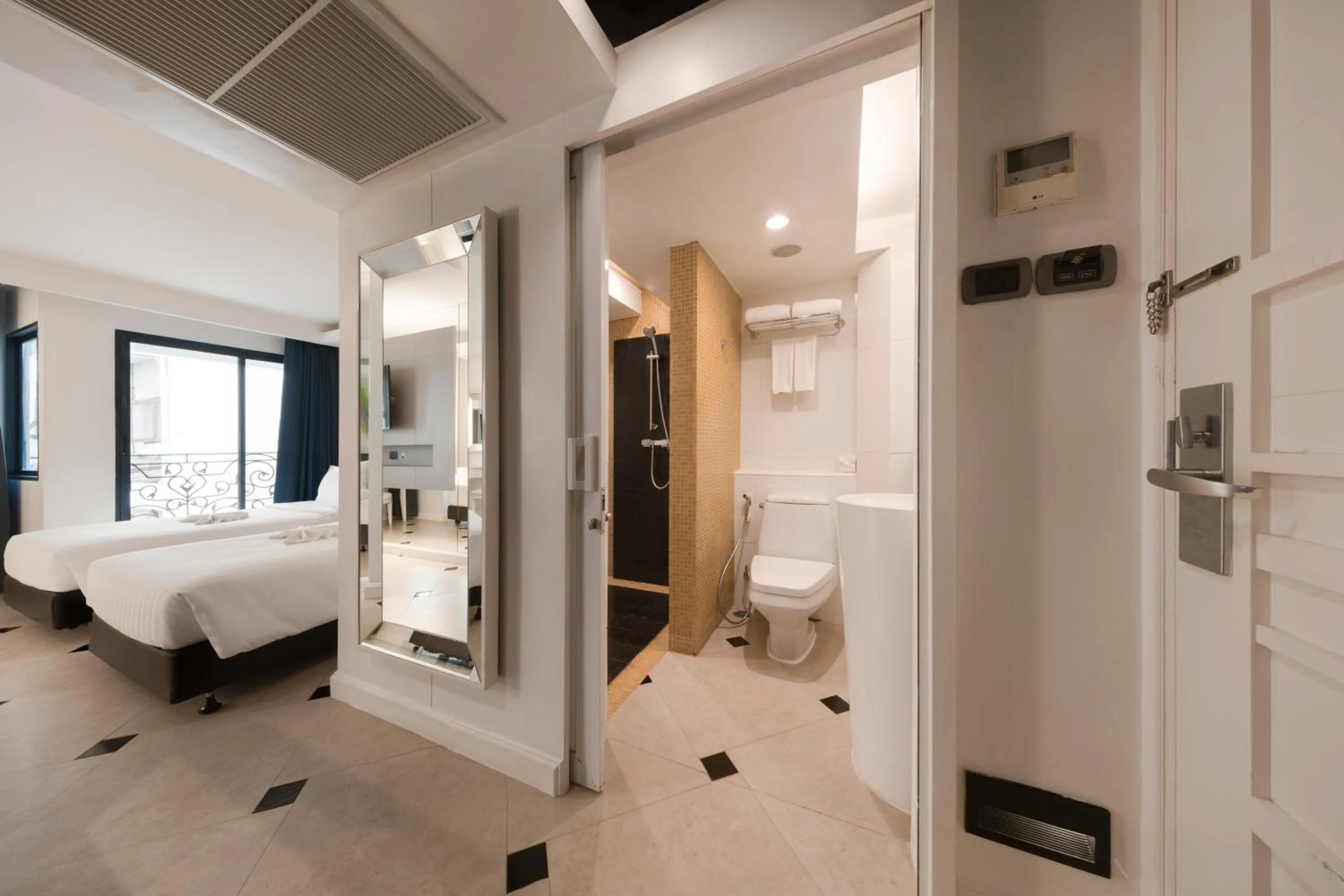 Photo of the whole room, Bed in Skye Hotel Bangkok