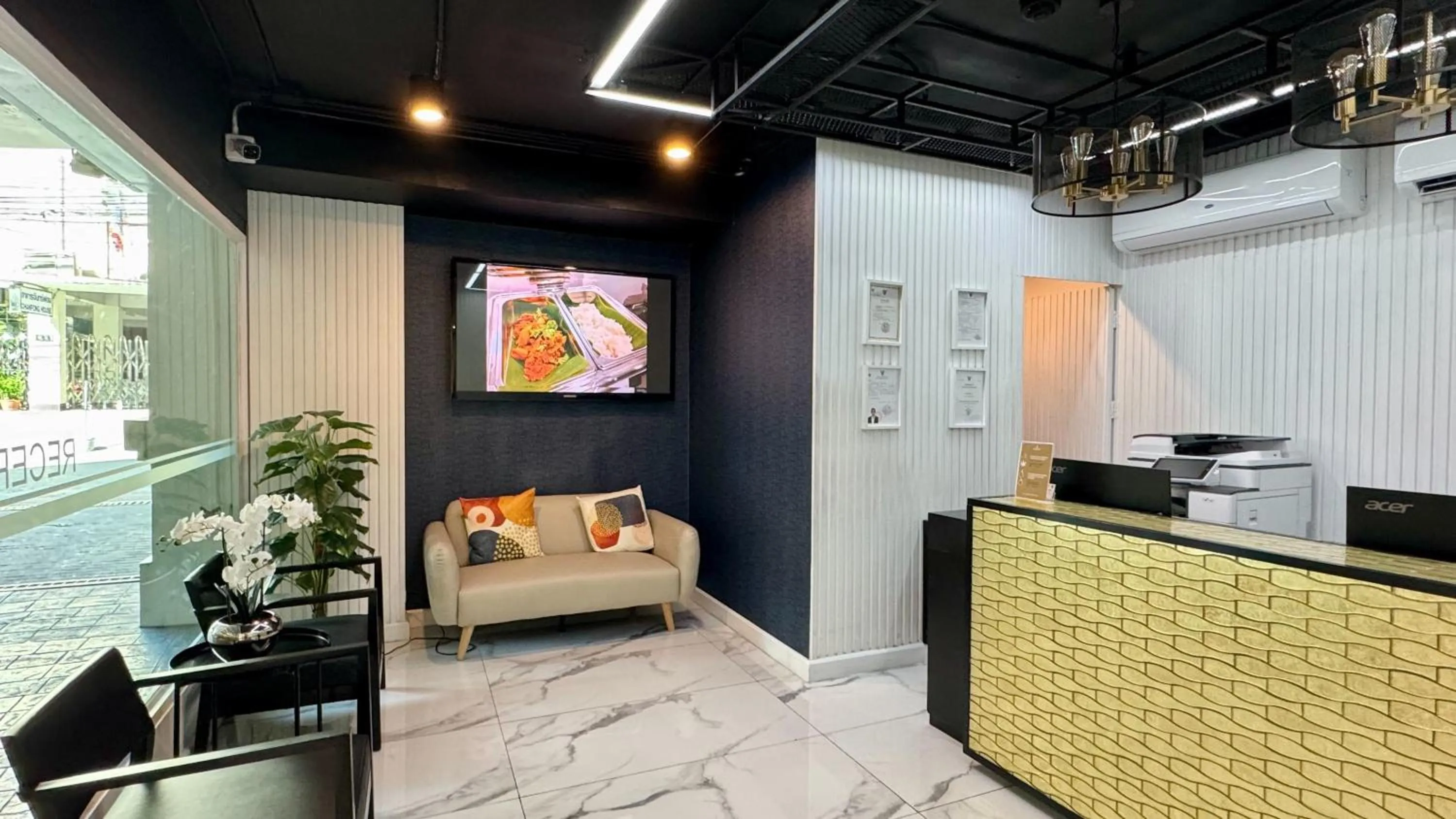 Lobby or reception in Skye Hotel Bangkok