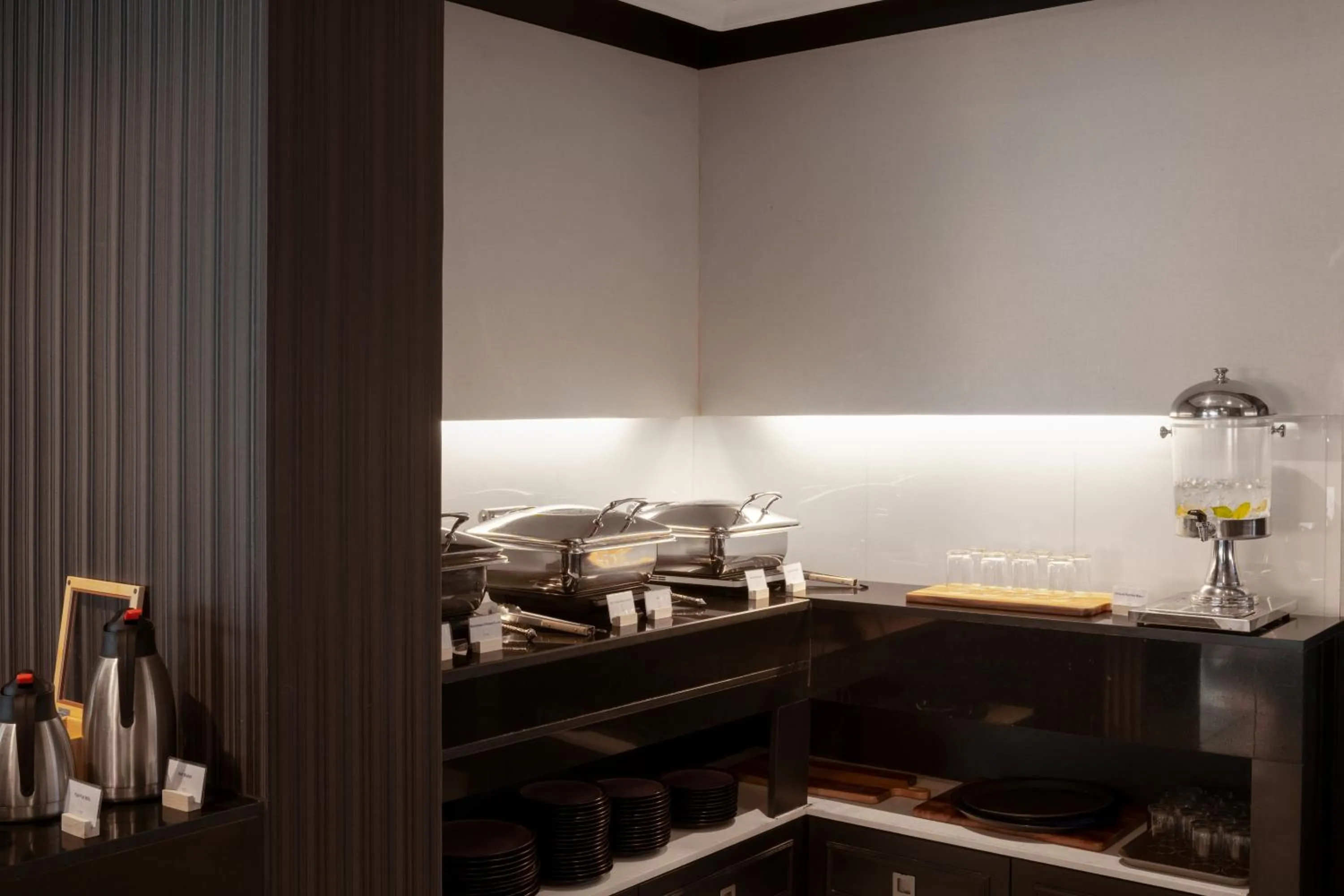 Restaurant/places to eat in Skye Hotel Bangkok