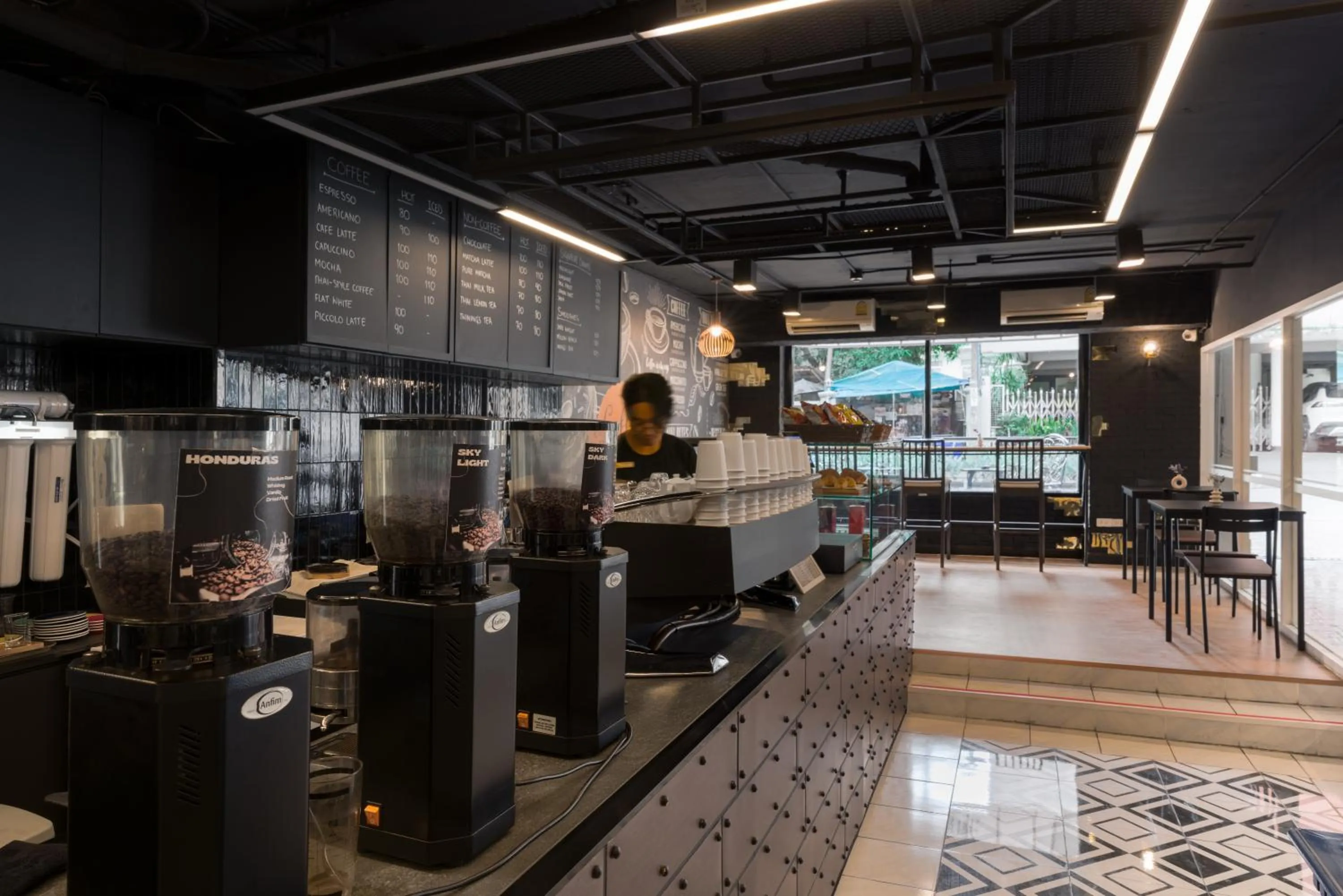 Restaurant/places to eat in Skye Hotel Bangkok