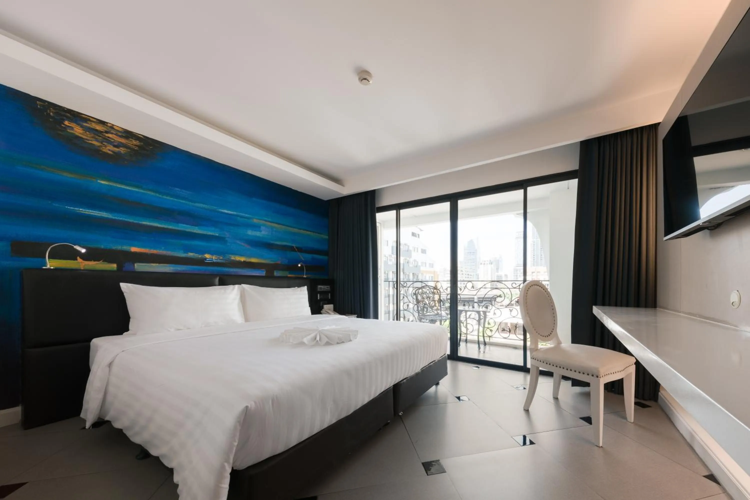 Bedroom, Bed in Skye Hotel Bangkok