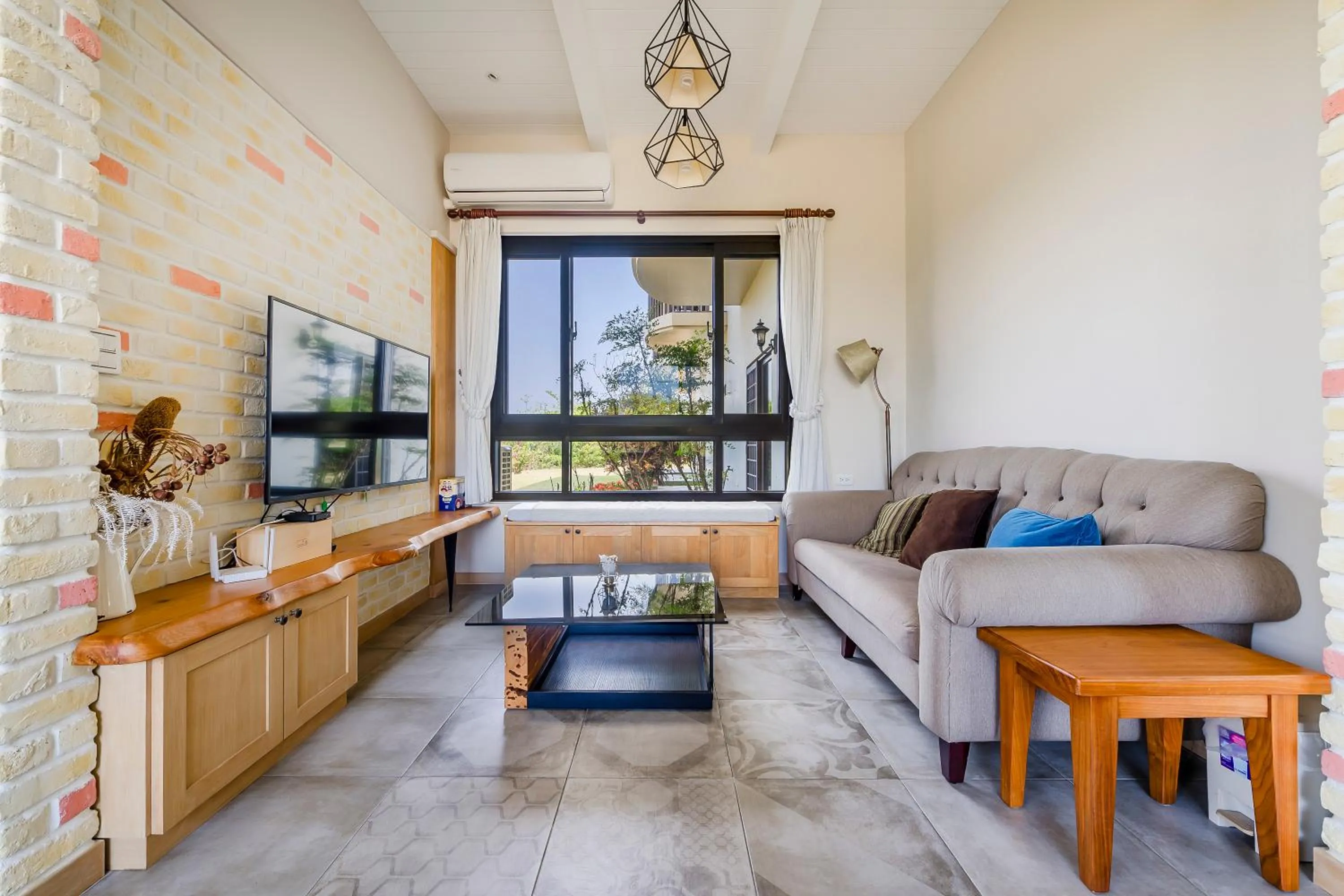 Communal lounge/ TV room in Kavana Cottage