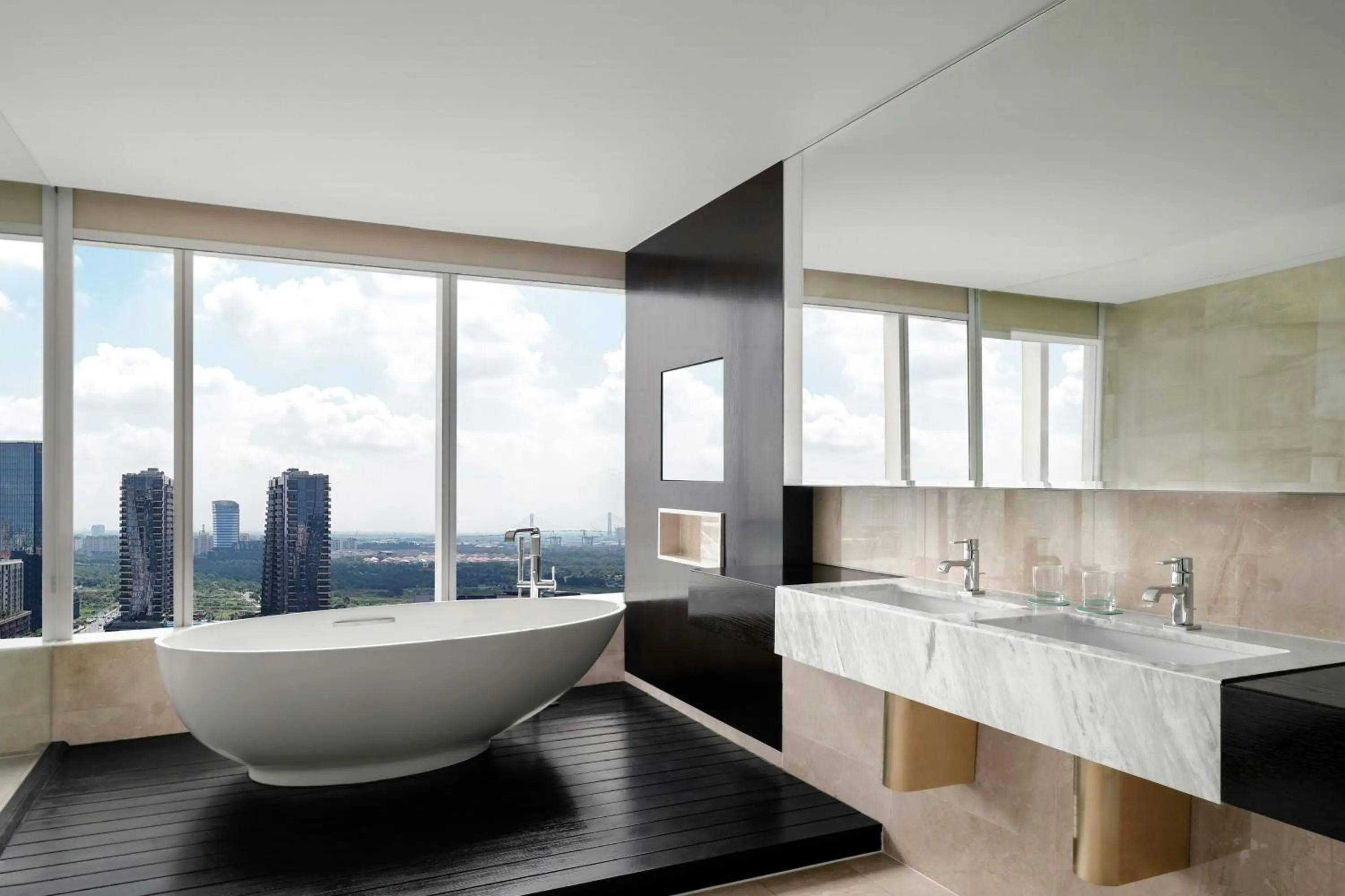 Bathroom in Le Meridien Saigon