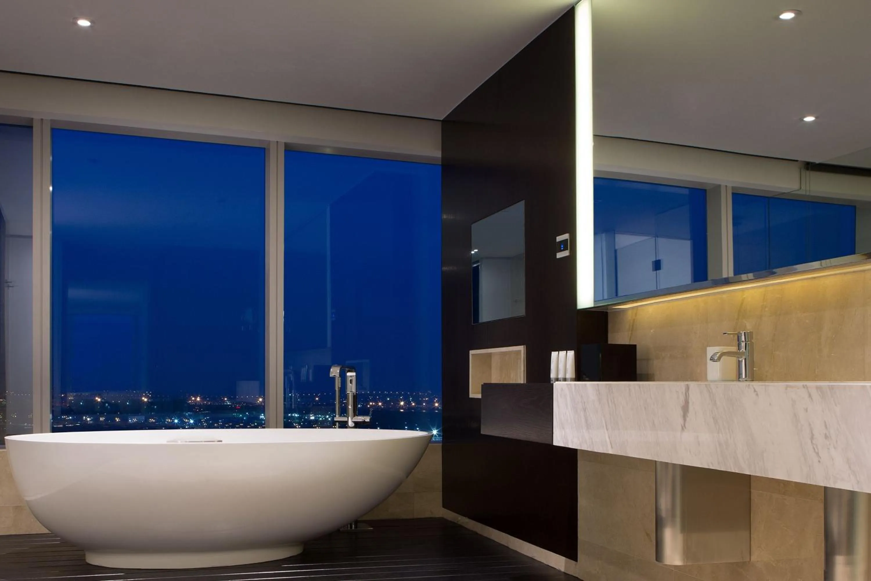 Bathroom in Le Meridien Saigon