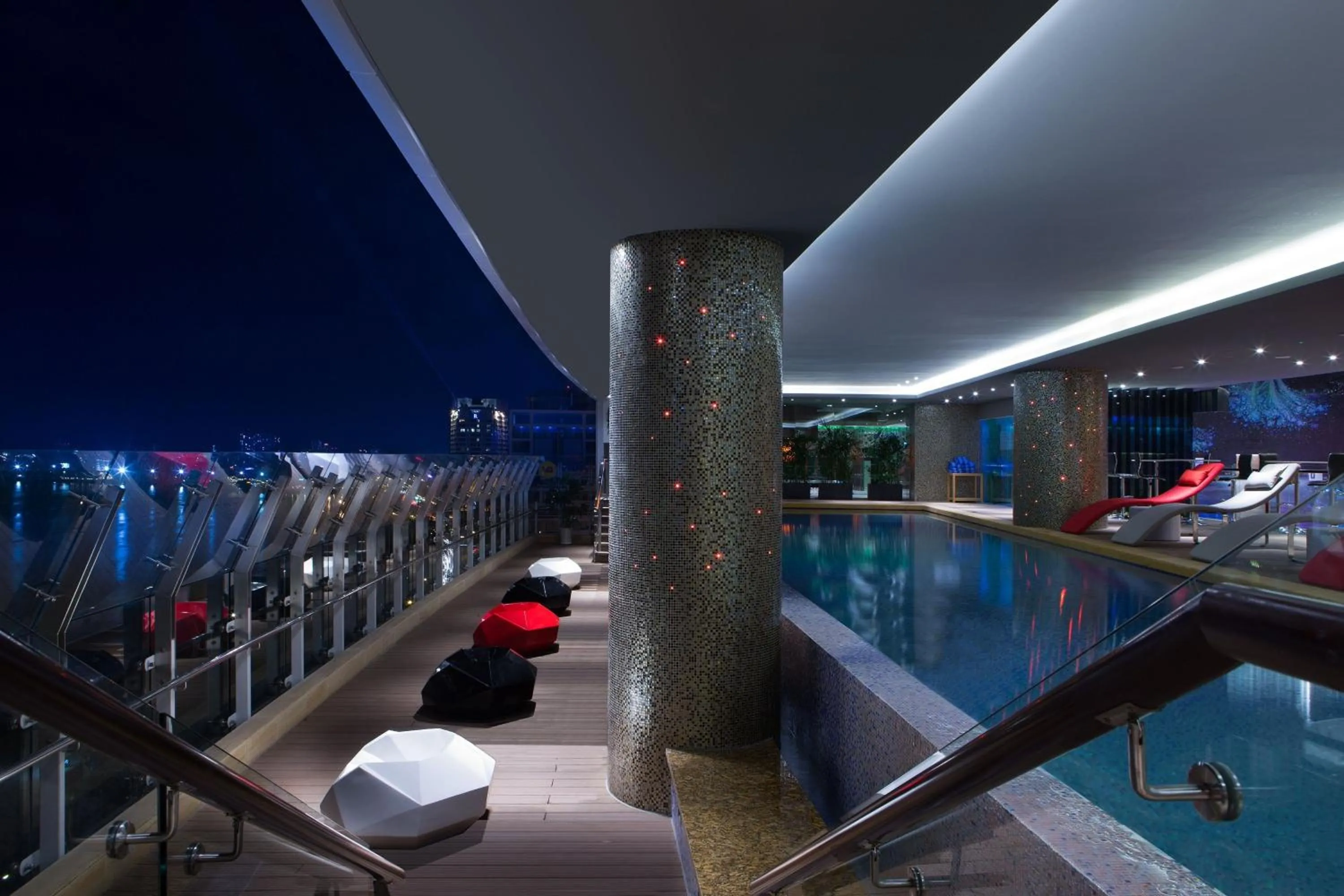 Swimming pool in Le Meridien Saigon