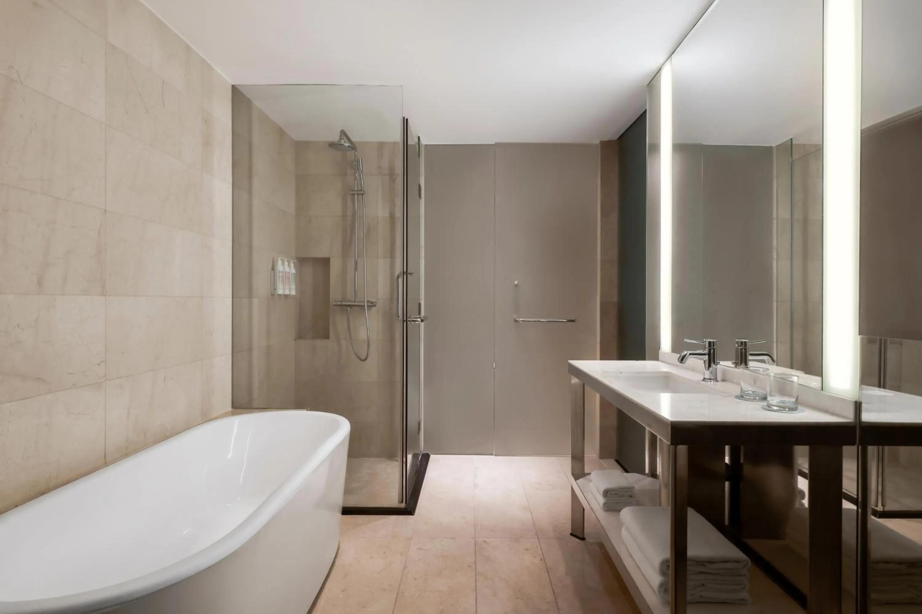 Toilet in Le Meridien Saigon