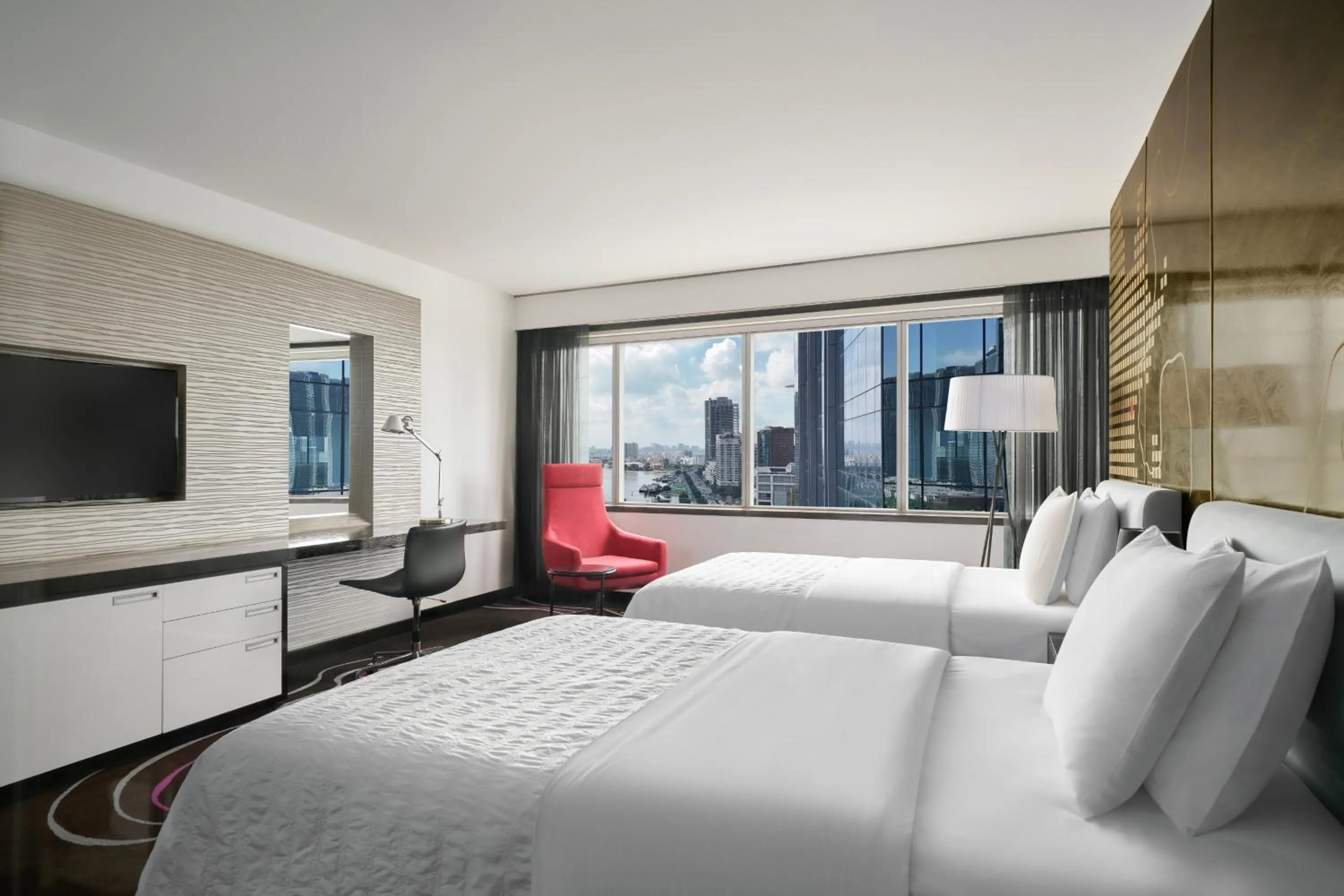 Bed in Le Meridien Saigon