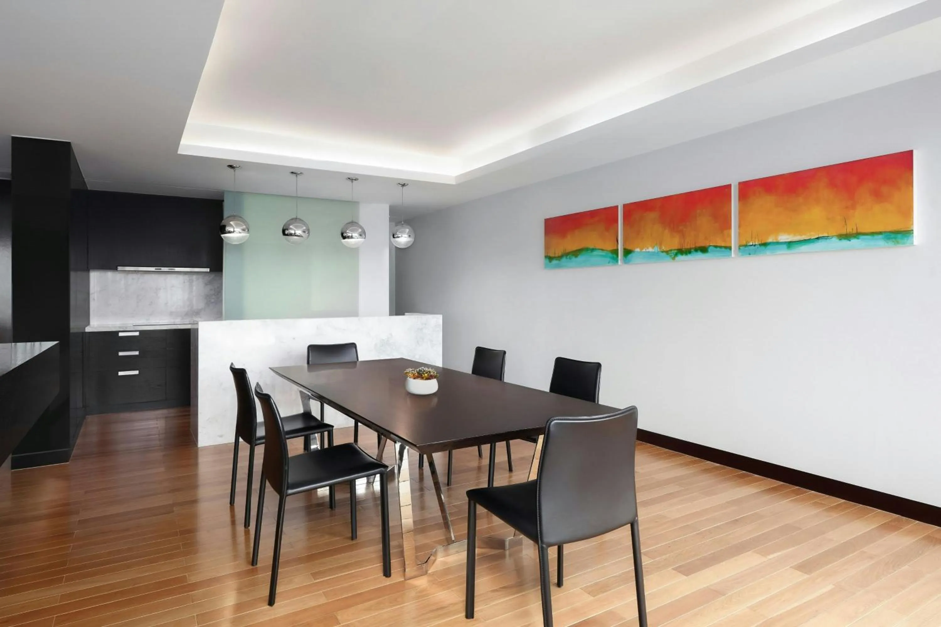 Photo of the whole room in Le Meridien Saigon