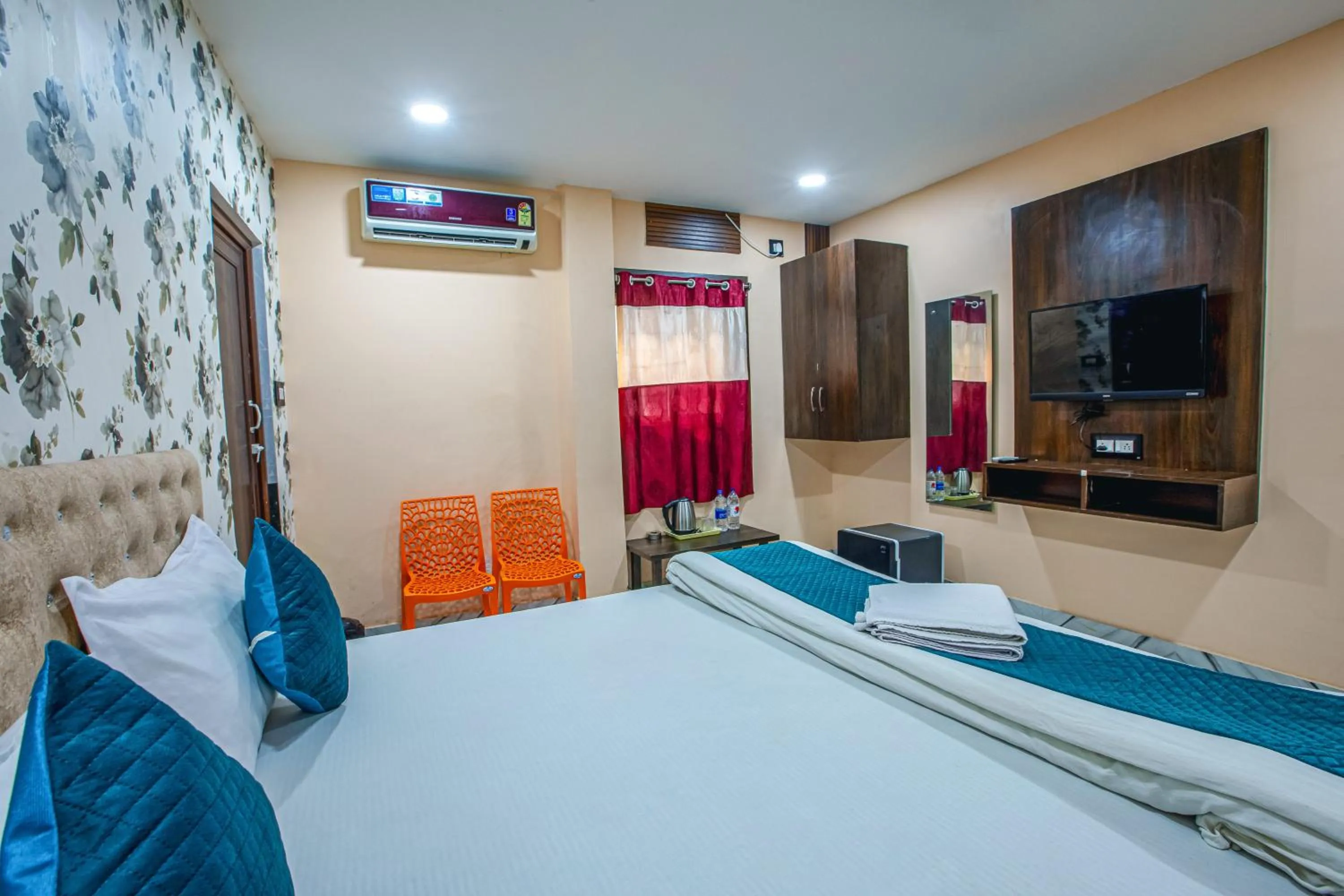 Photo of the whole room, Bed in Silver Star Residency