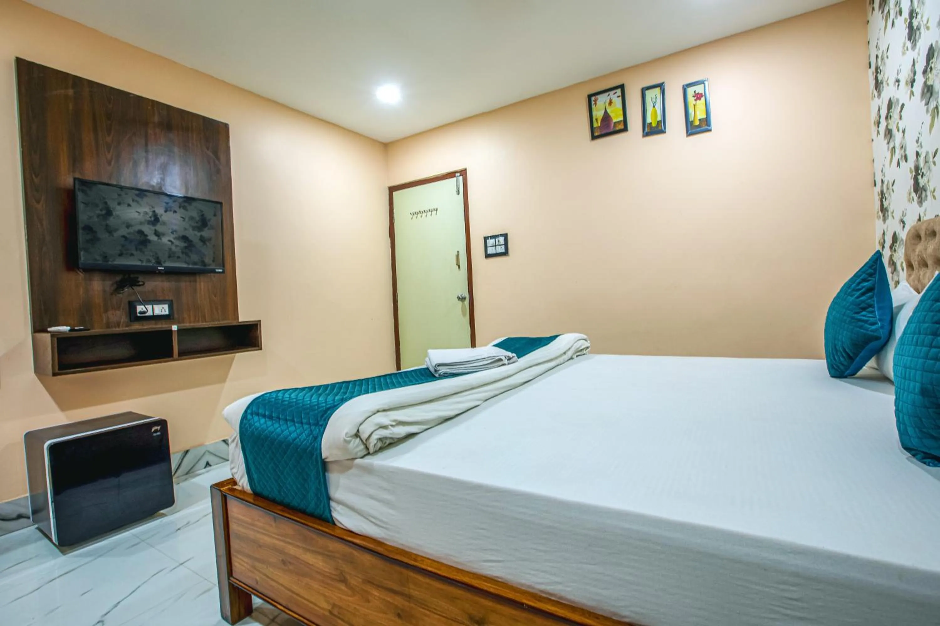 Photo of the whole room, Bed in Silver Star Residency