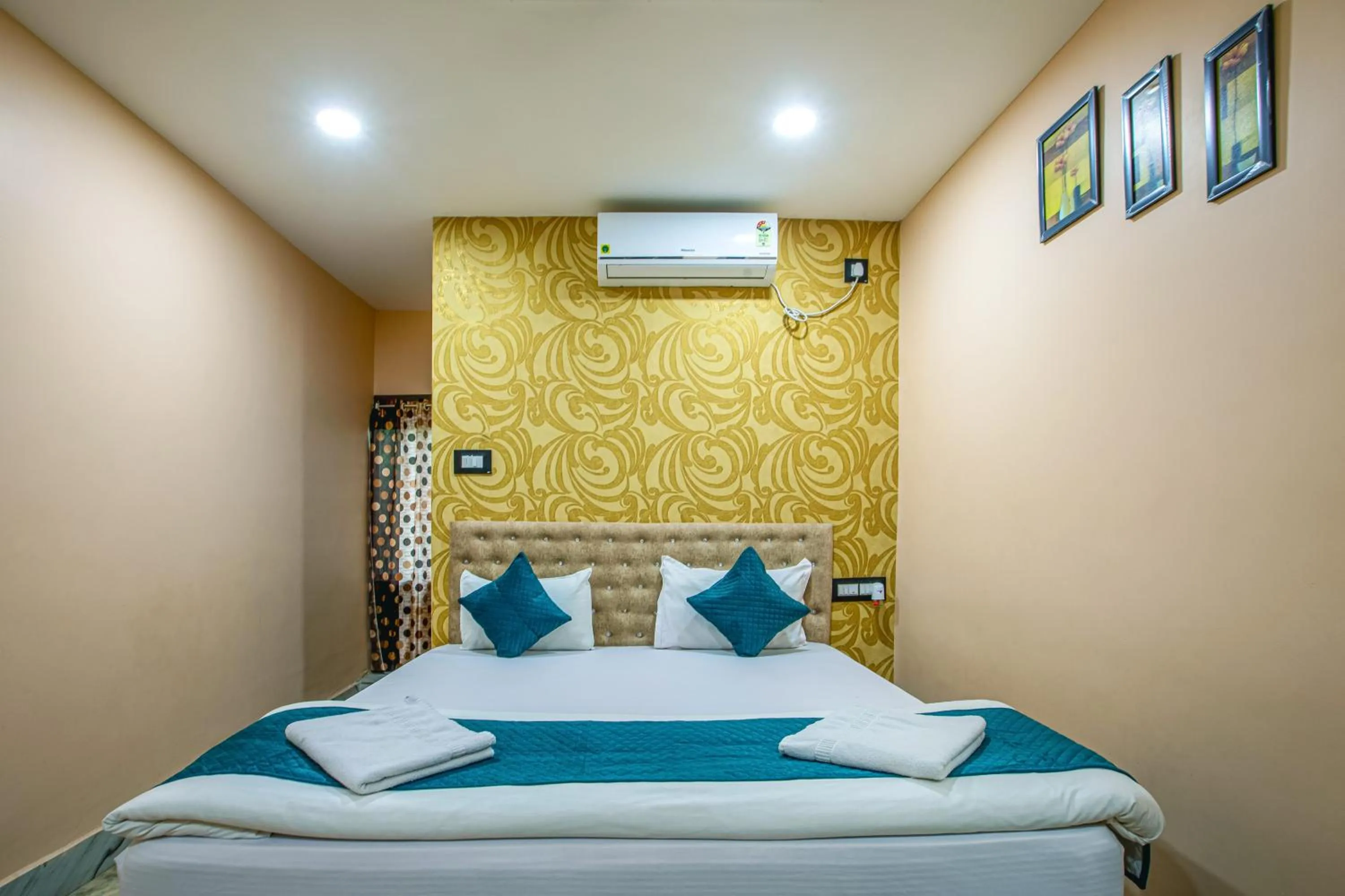 Photo of the whole room, Bed in Silver Star Residency