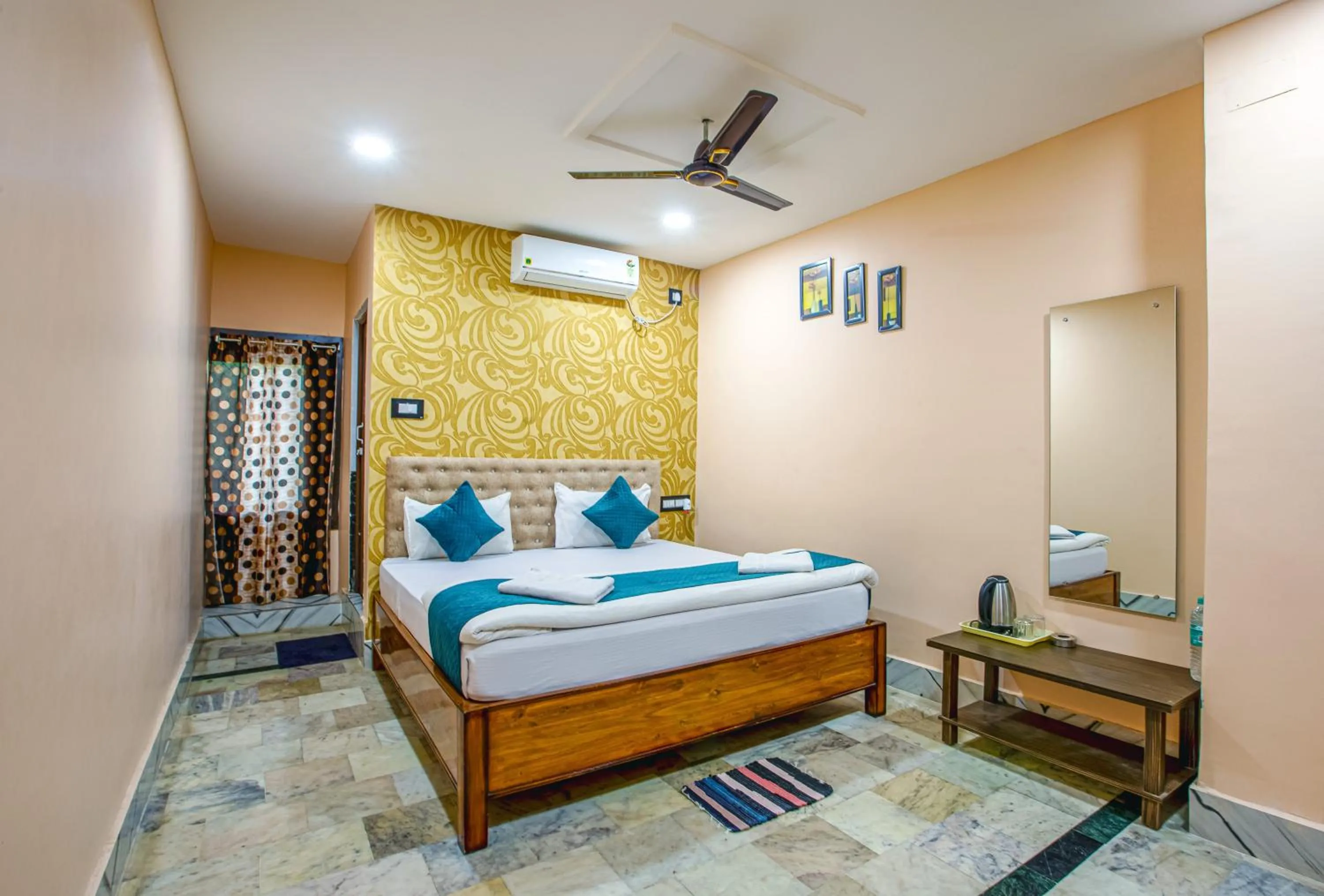 Photo of the whole room, Bed in Silver Star Residency