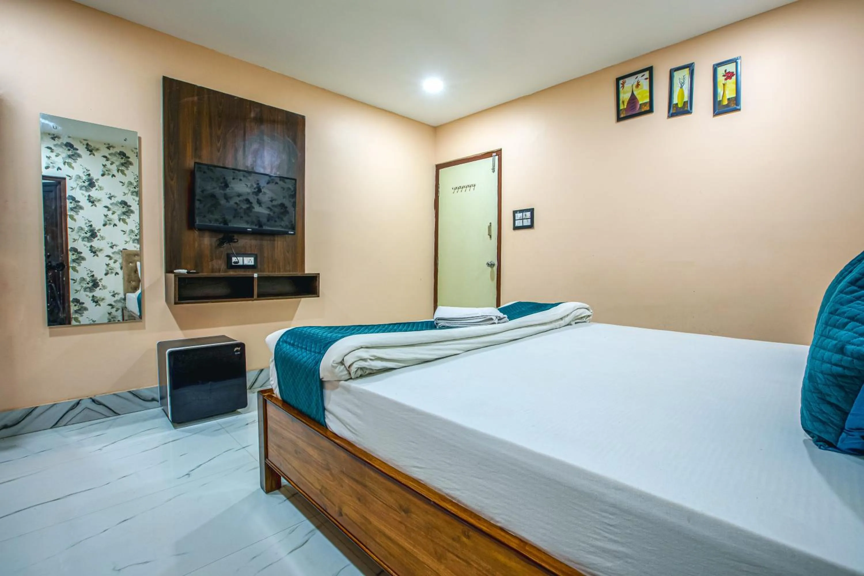 Photo of the whole room, Bed in Silver Star Residency