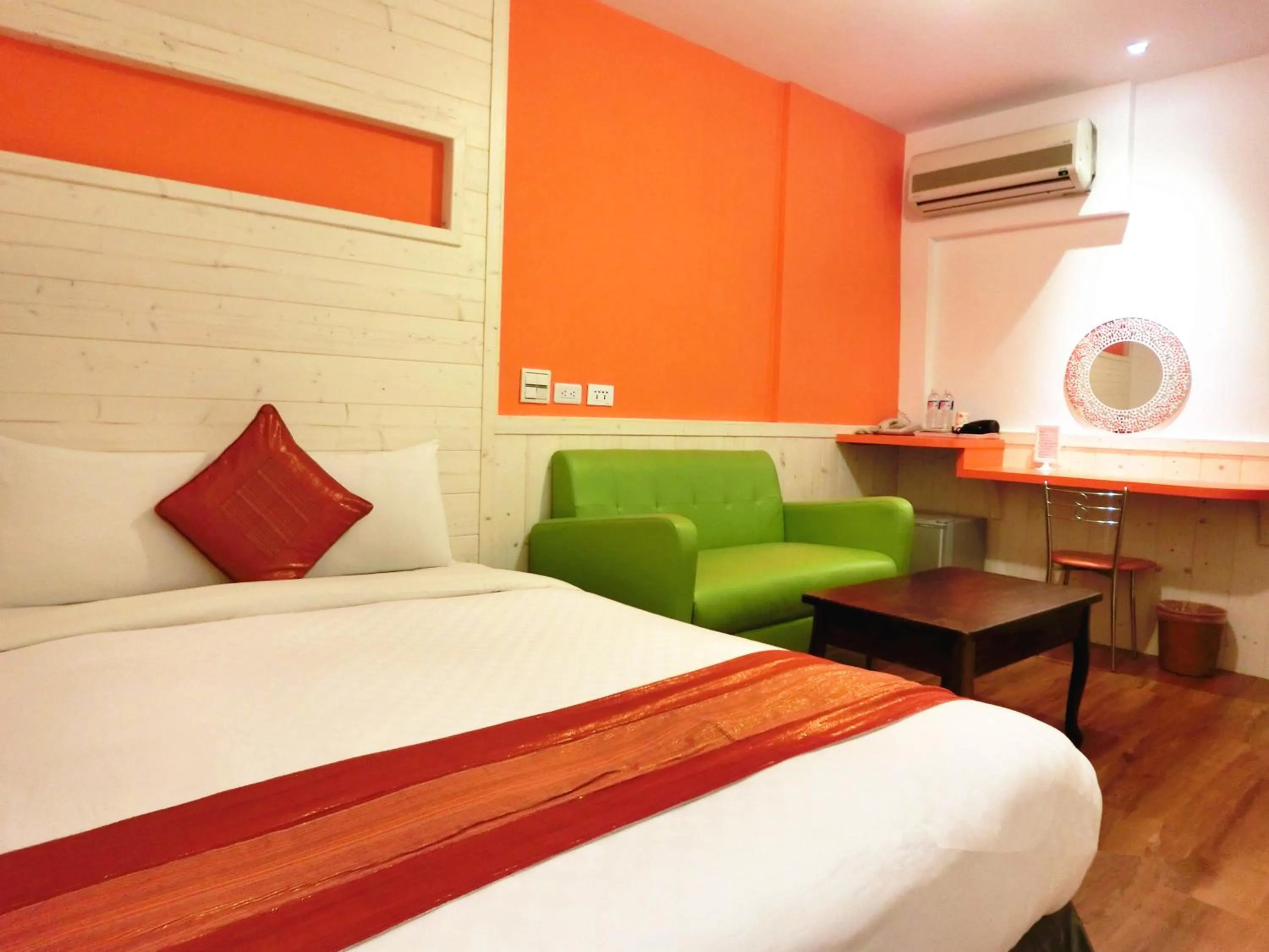 Toilet, Bed in Xing Ji Hotel