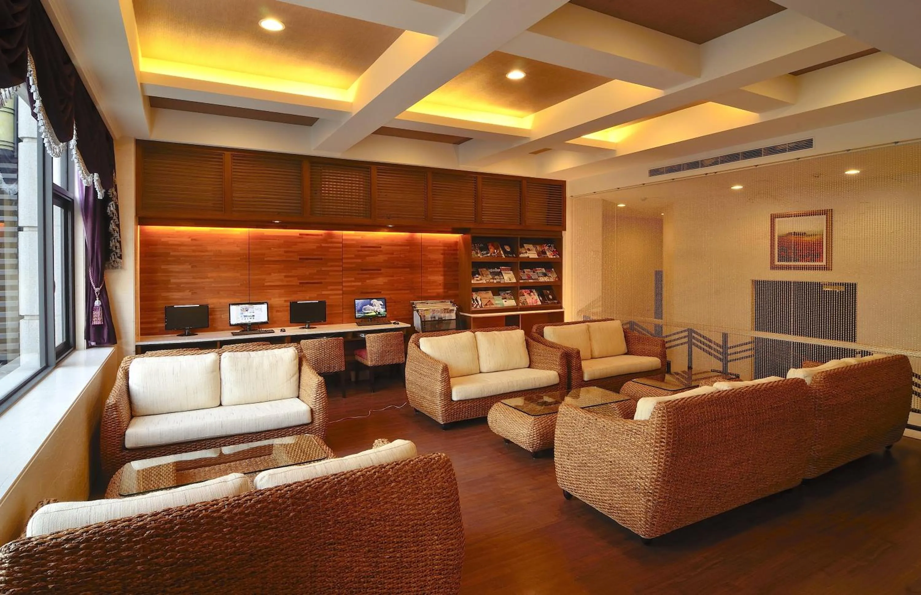 Communal lounge/ TV room in Hotel Modern Puli