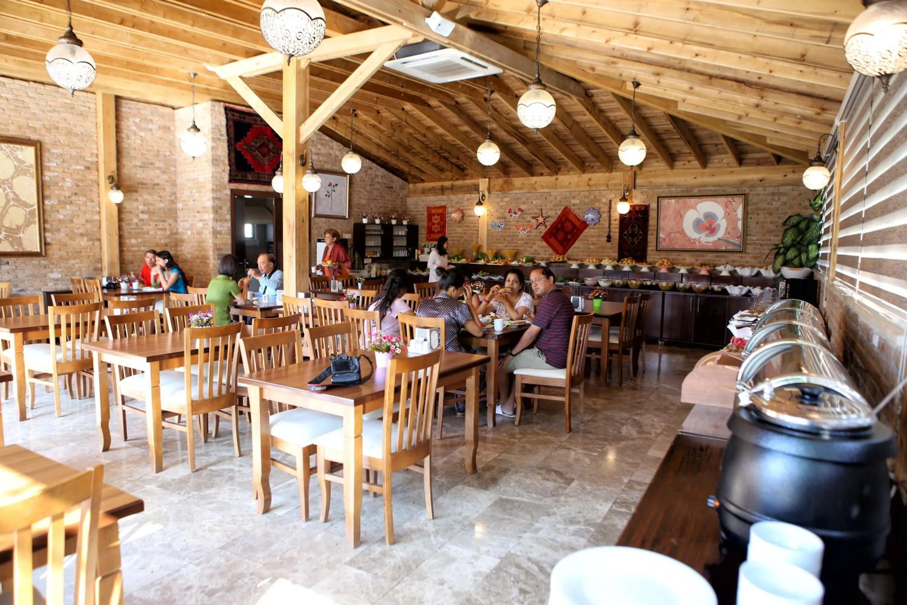 Restaurant/places to eat in Venus Suite Hotel