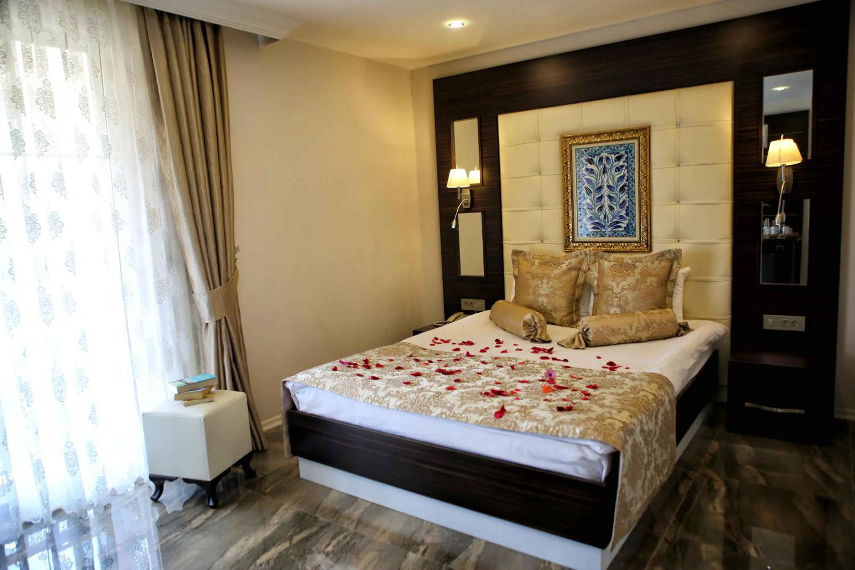 Photo of the whole room, Bed in Venus Suite Hotel