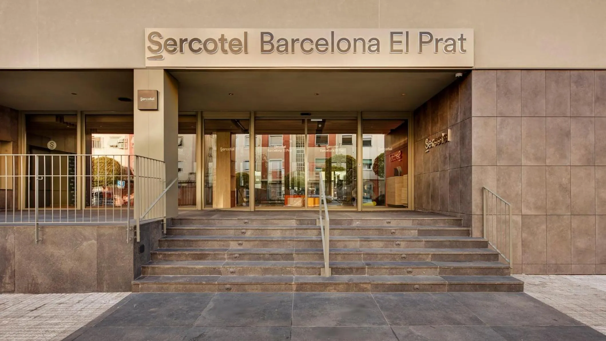 Facade/entrance in Sercotel Barcelona El Prat