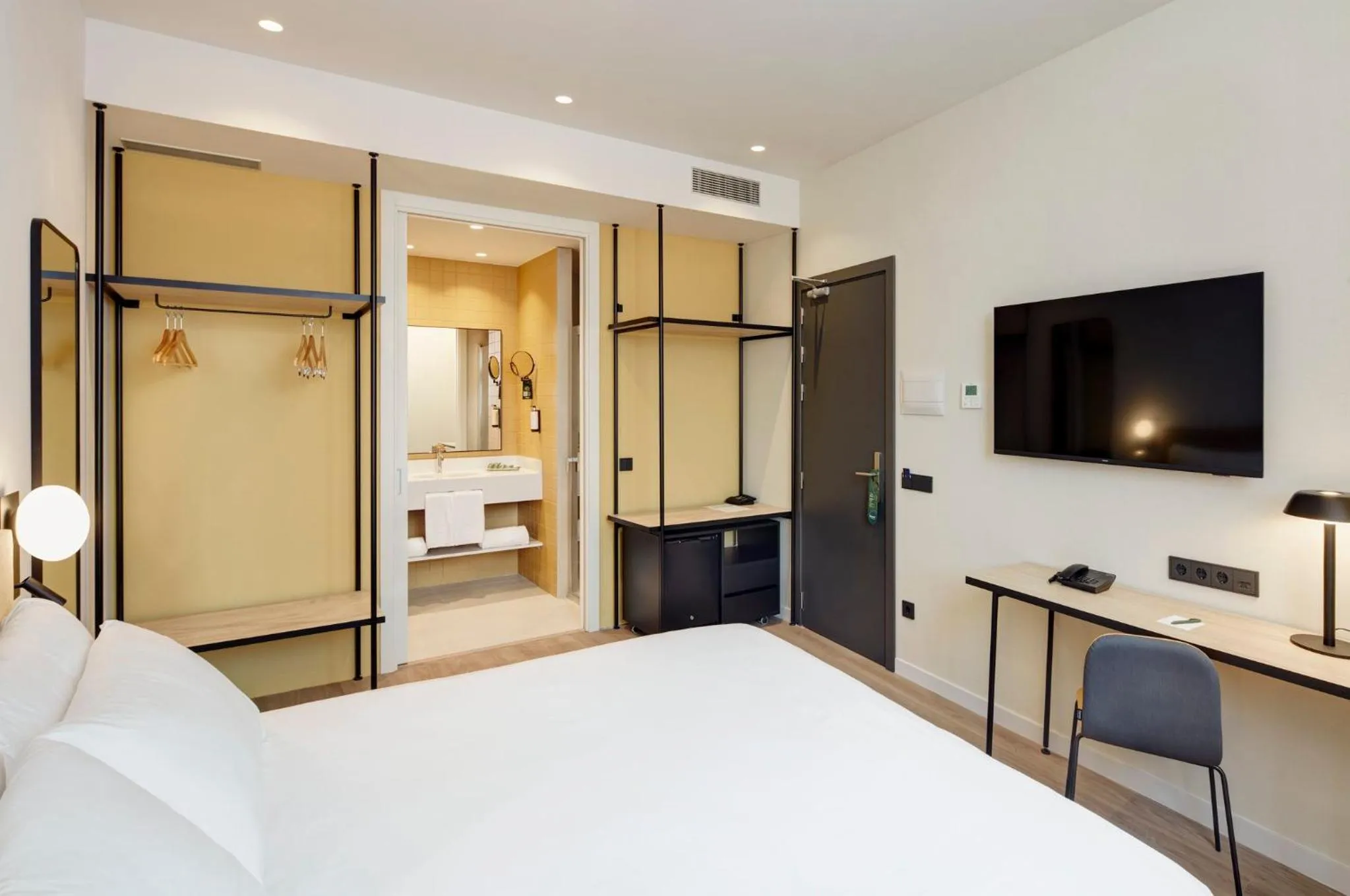 Photo of the whole room, Bed in Sercotel Barcelona El Prat