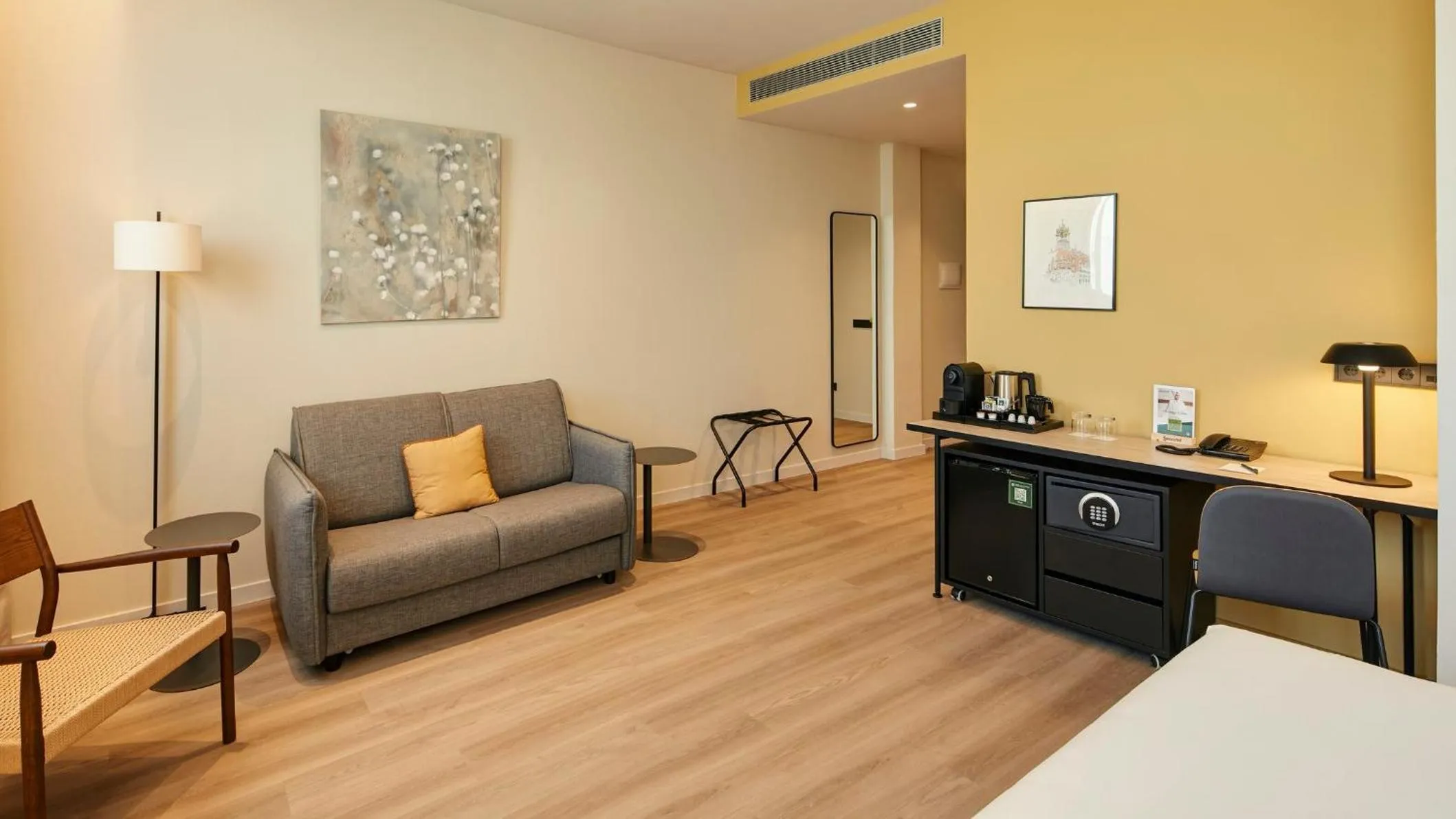 Photo of the whole room in Sercotel Barcelona El Prat