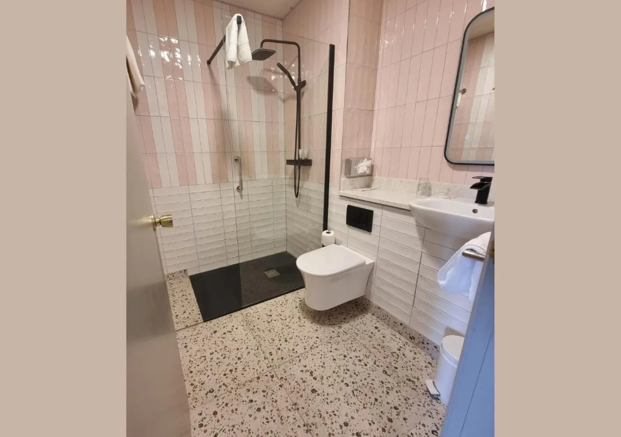 Shower in Allingham Arms Hotel