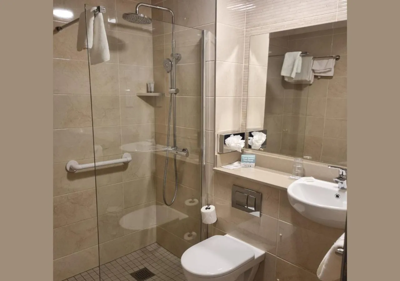 Shower in Allingham Arms Hotel